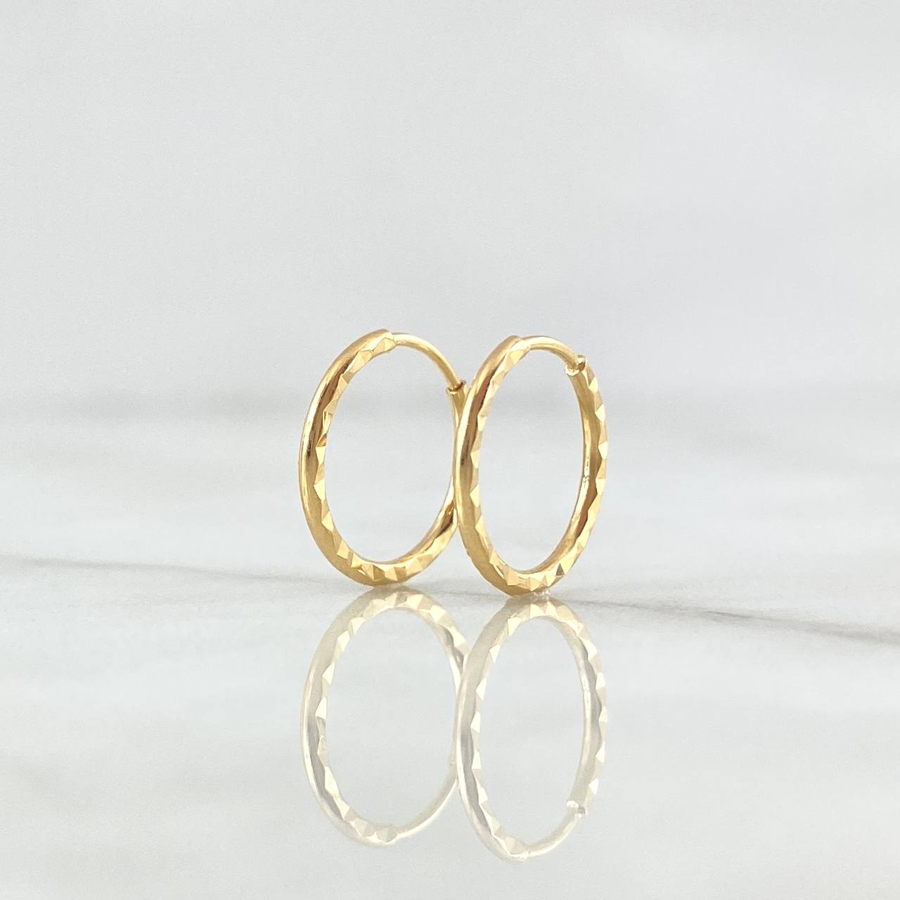 Candongas Mini Aro Rayado 0.6 g / 1.3 cm Oro Amarillo 18K