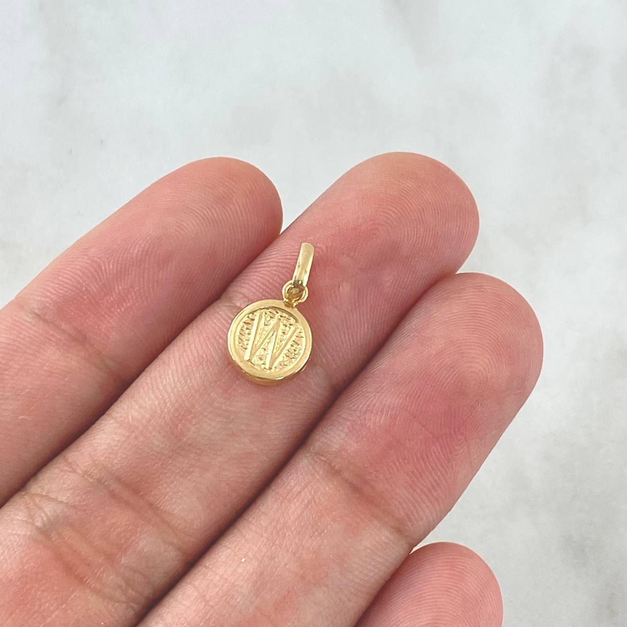 Dije Letra W 0.4gr / 1.5cm / Circulo Texturizado - Cargador Liso Oro Amarillo 18K