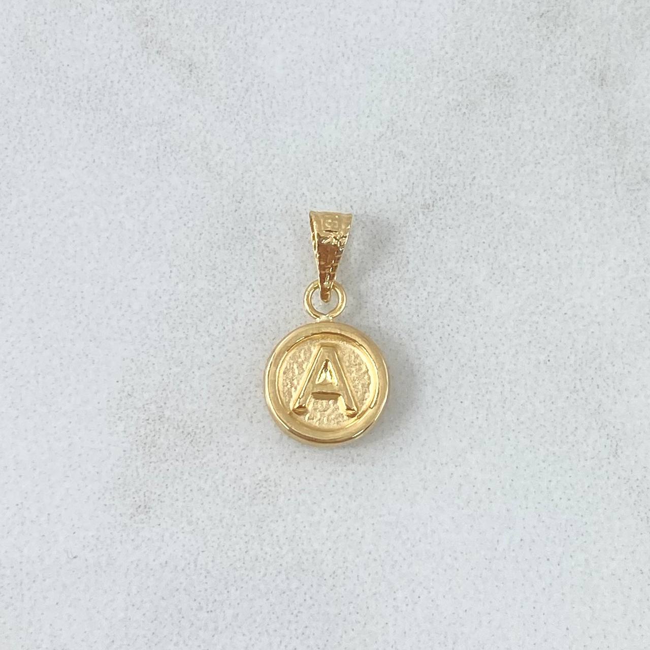Dije Letra A 0.35gr / 1.5cm / Circulo Texturizado - Cargador Punteado Oro Amarillo 18K