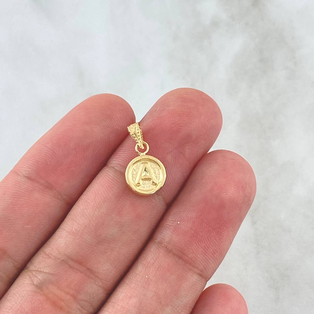 Dije Letra A 0.35gr / 1.5cm / Circulo Texturizado - Cargador Punteado Oro Amarillo 18K