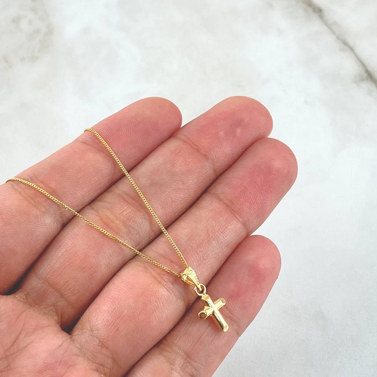 Set Cadena Cubana 1gr / 45cm / 0.7mm + Dije Cruz Puntas Planas 0.3gr / 1.6cm Cargador Bordeado Oro Amarillo 18K (Oferta) ©