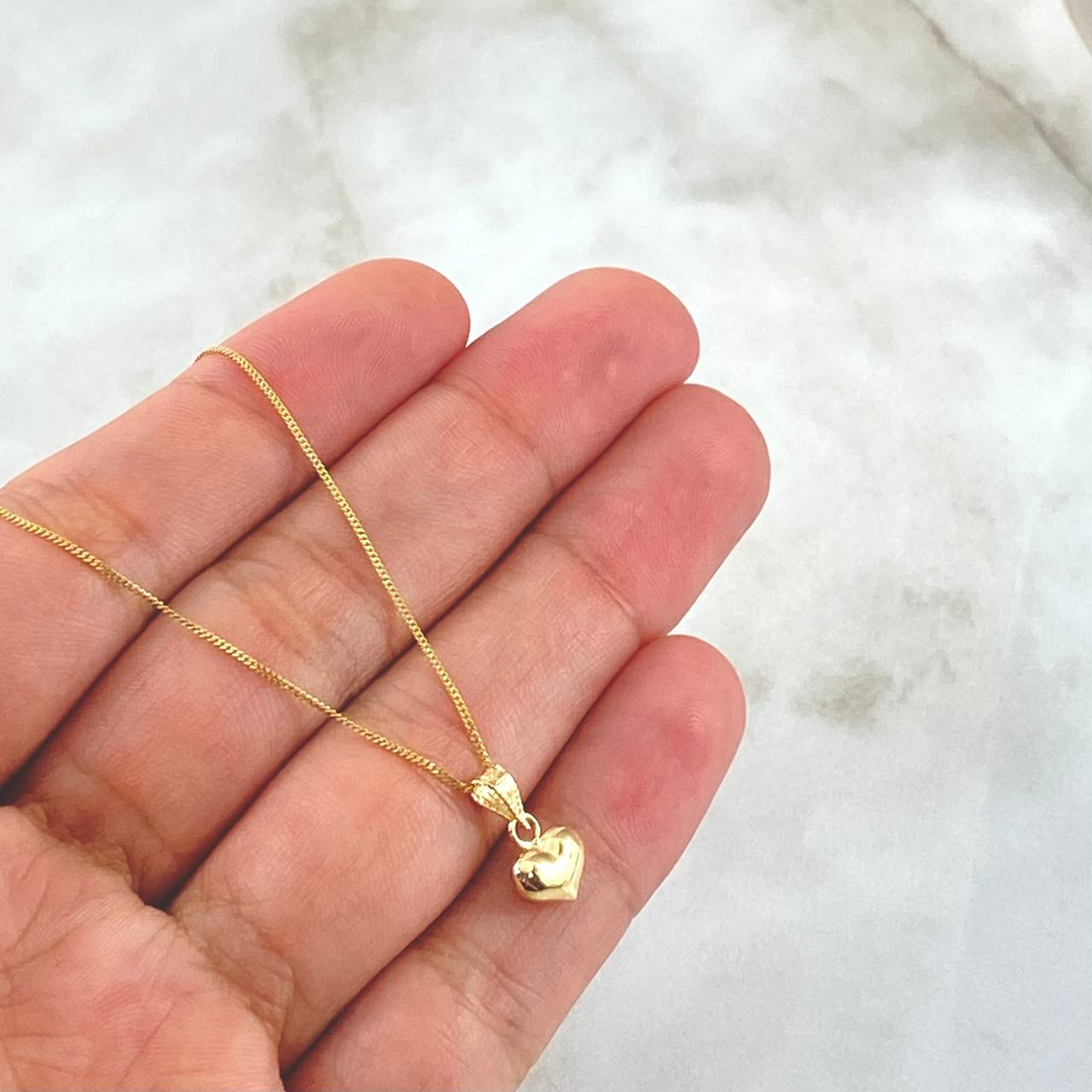 Set Cadena Cubana 1.05gr / 45cm / 0.7mm + Dije Corazón 0.3gr / 1.1cm Cargador Bordeado Oro Amarillo 18K (Oferta) *