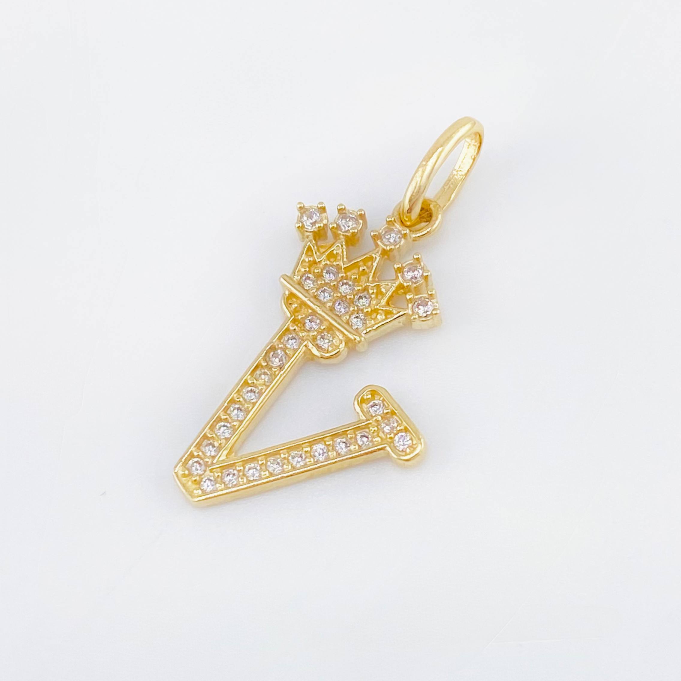Dije Corona Letra V 1.65g / 2.6cm Oro Amarillo 18K