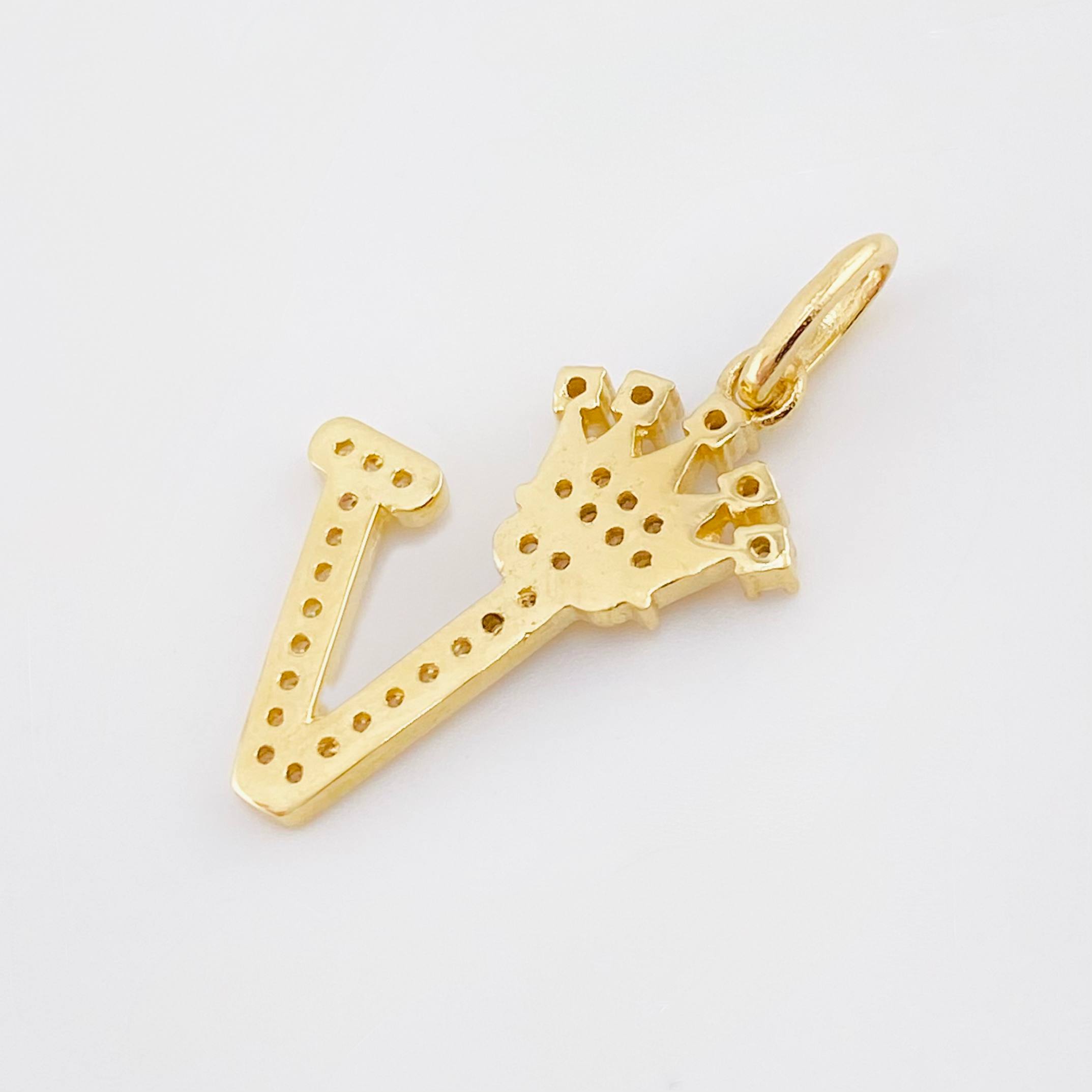 Dije Corona Letra V 1.65g / 2.6cm Oro Amarillo 18K