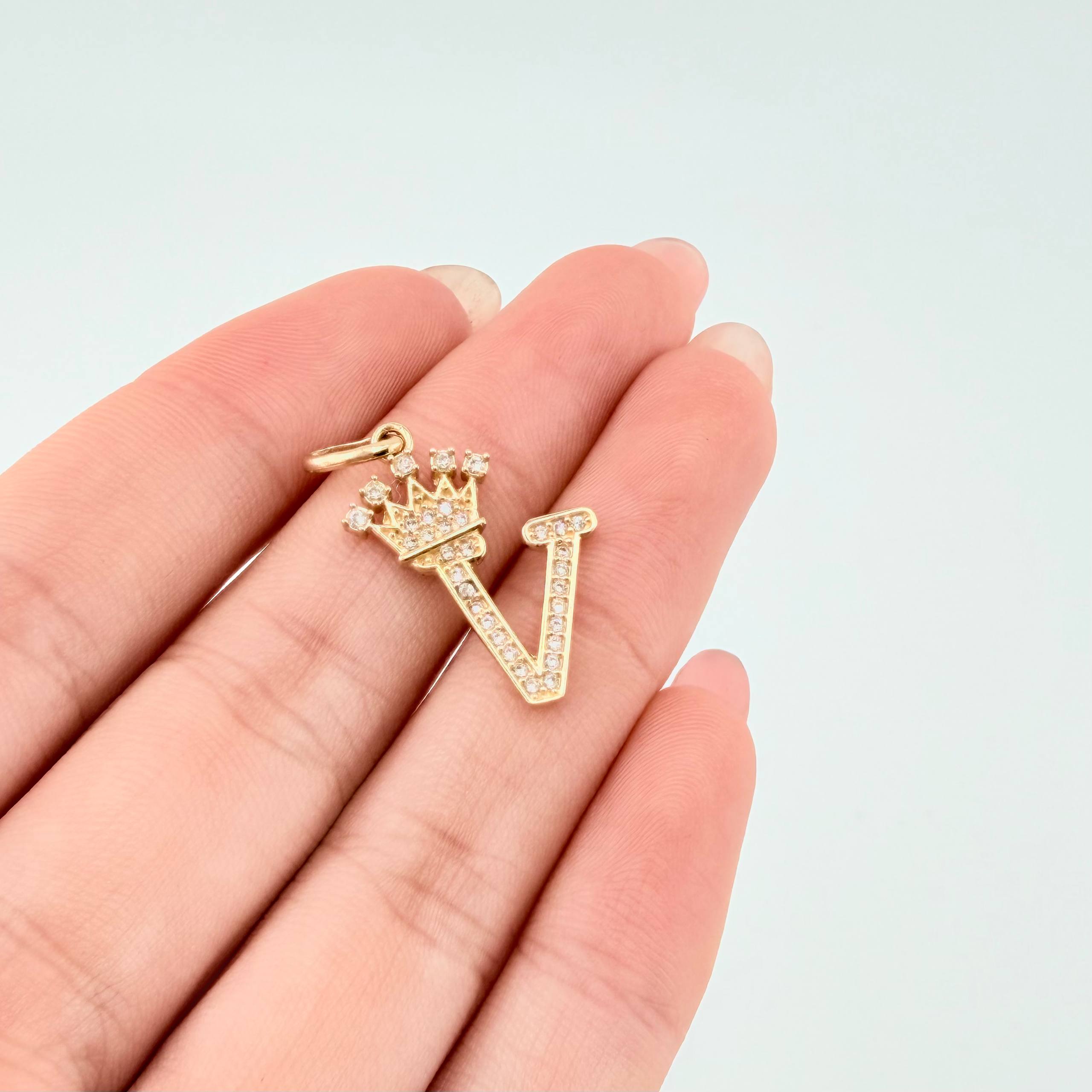 Dije Letra Corona V 1.85gr / 2.7cm / Oro Amarillo 18K ©