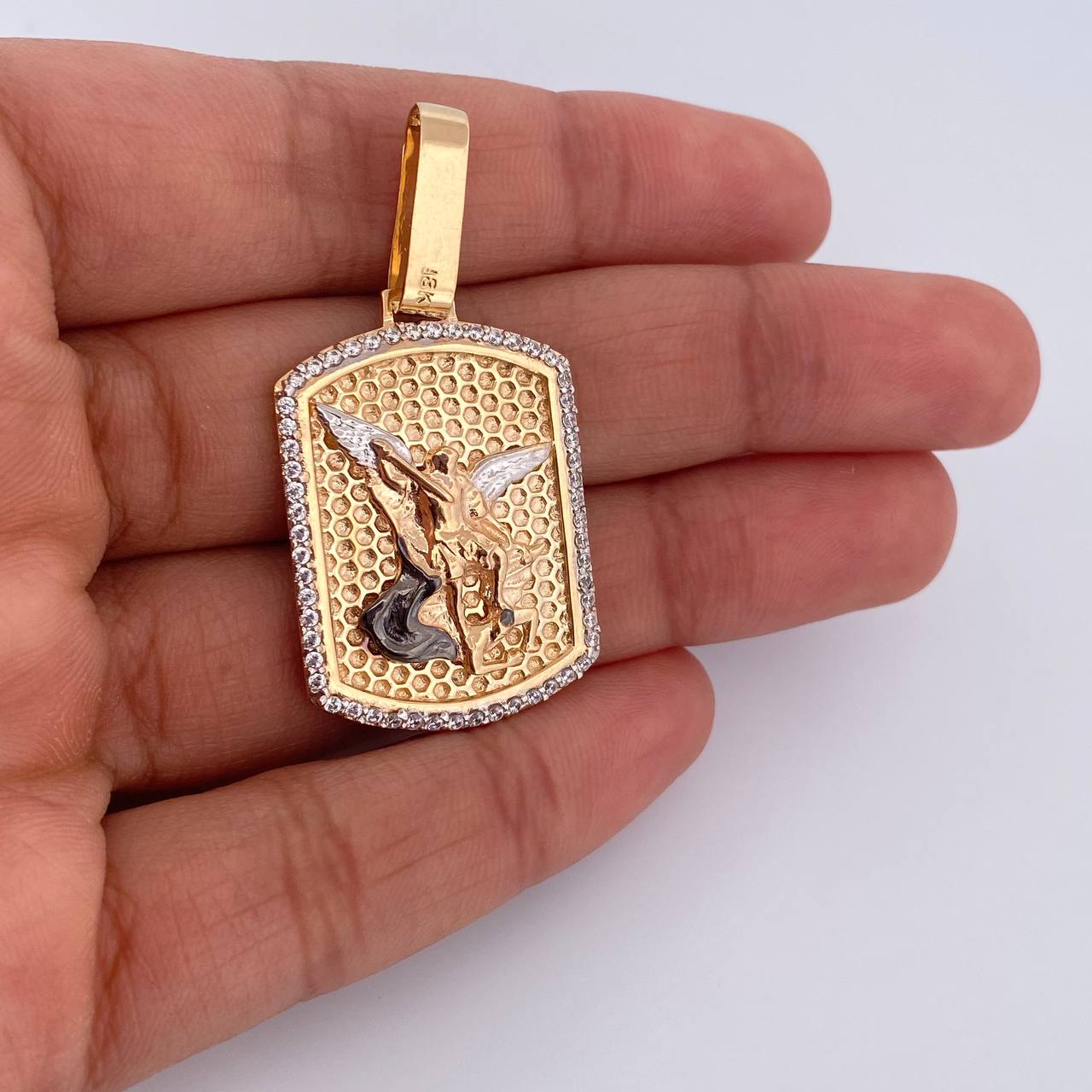 Dije Placa San Miguel Arcangel 7.6gr / 4.4cm / Texturizado Circones Blancos Tres Oros 18K &
