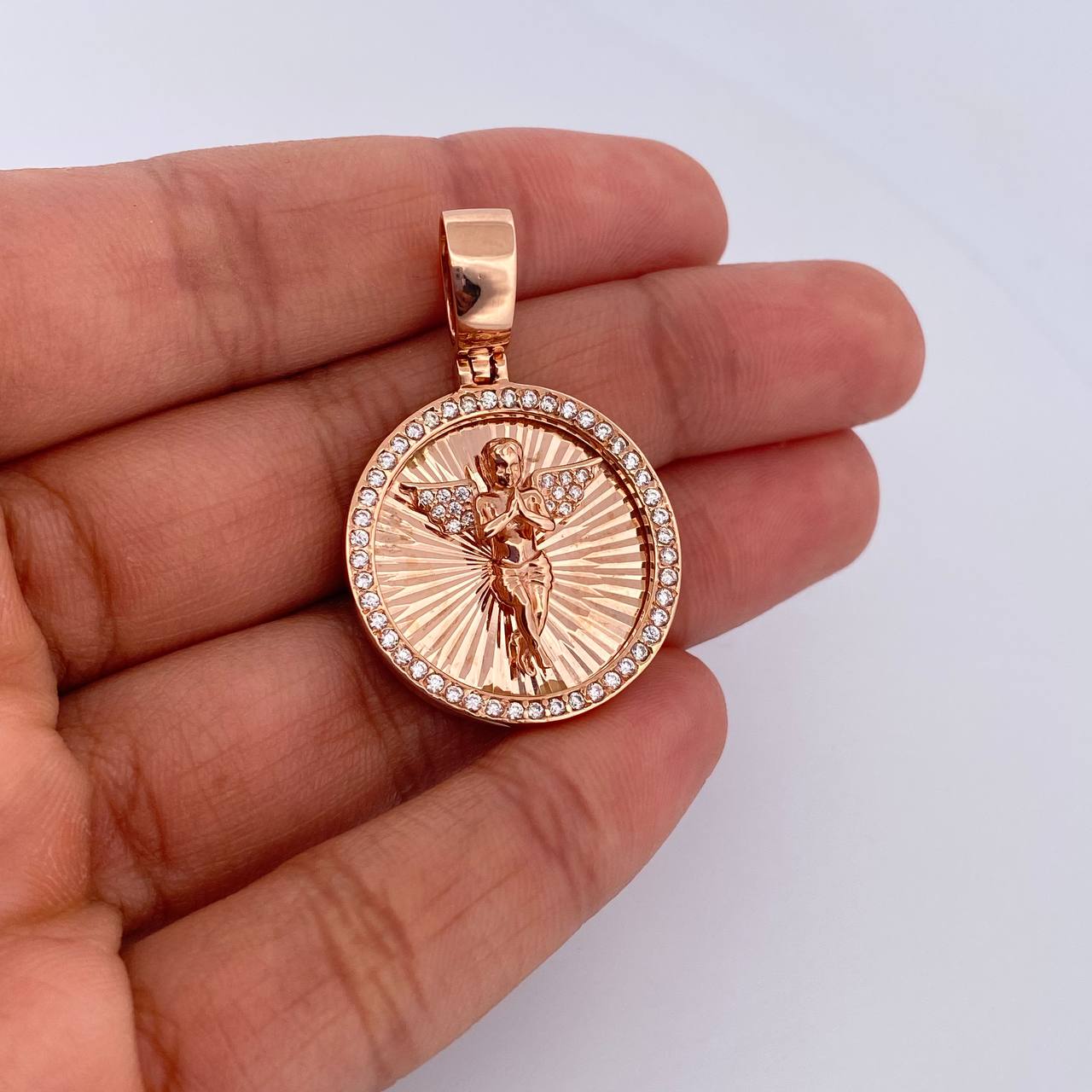 Dije Medalla Angel 9.45gr / 3.7cm / Circones Blancos Oro Rosa 18K &