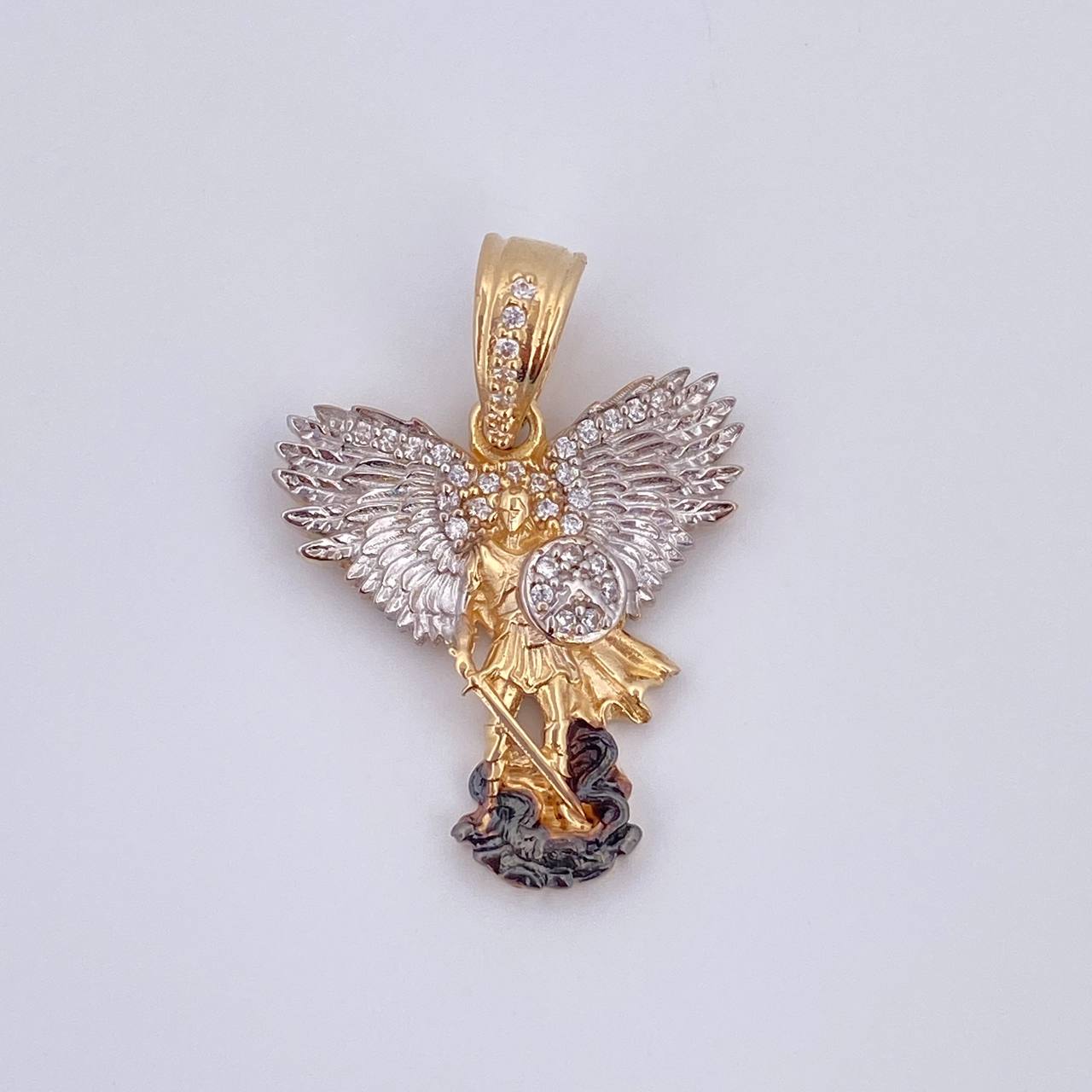 Dije San Miguel Arcangel 4.2gr / 2.9cm / Circones Blancos Tres Oros 18K &