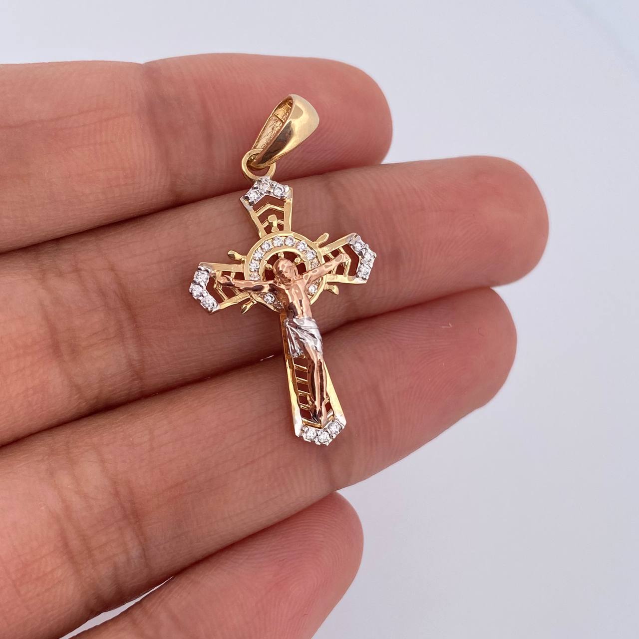 Dije Cruz Cristo 2.35gr / 3.3cm / Timon Circones Blancos Tres Oros 18K &