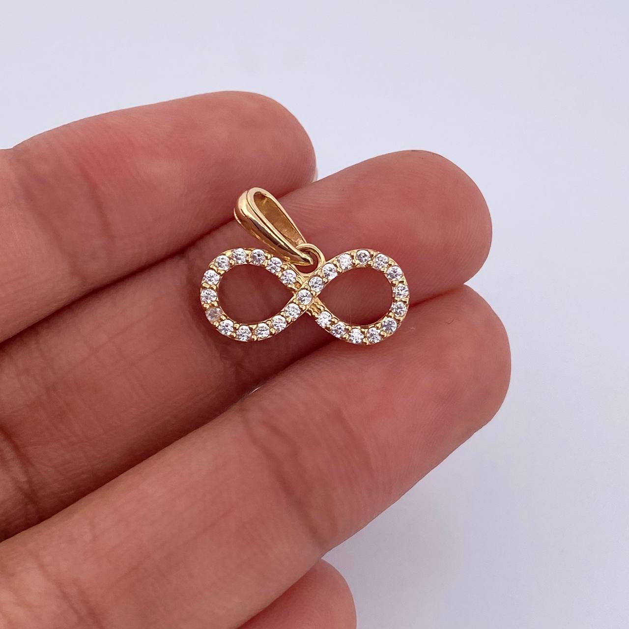 Dije Infinito 1.25gr / 1.7cm / Circones Blancos Oro Amarillo 18K &