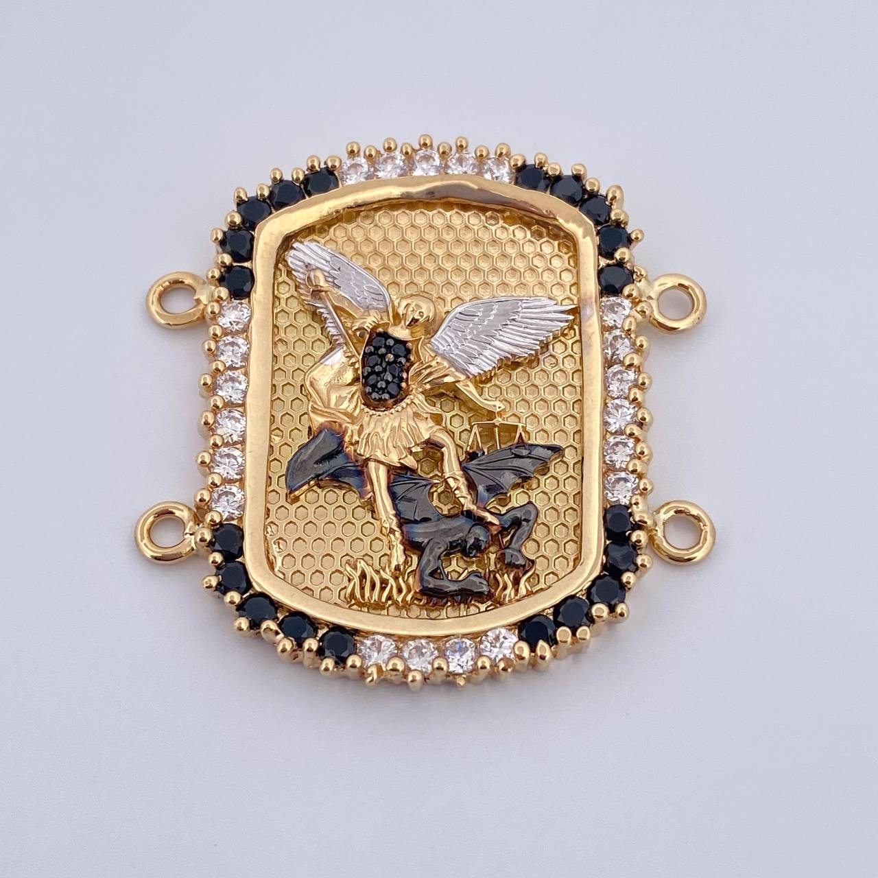 Herraje Placa San Miguel Arcangel 16.15gr / 3.6cm / Circones Negros Blancos Tres Oros 18K &