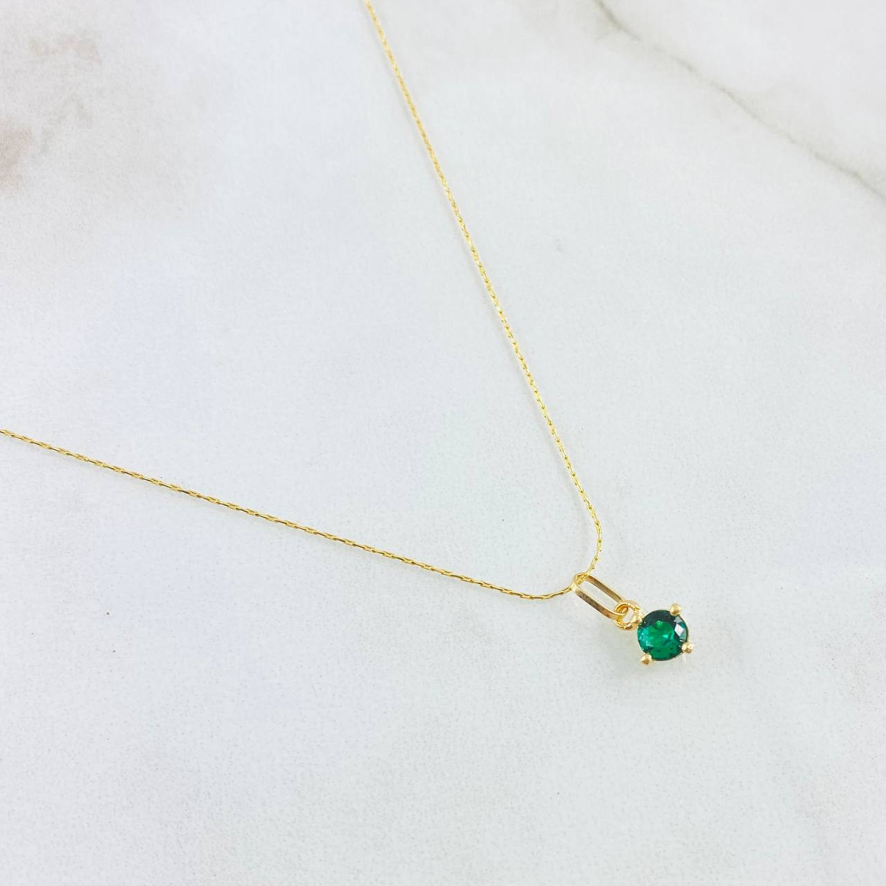 Set Cadena y Dije Aguja Trenzada + Piedra 1.25gr / 45cm / Oro Amarillo 18K (Oferta) ©