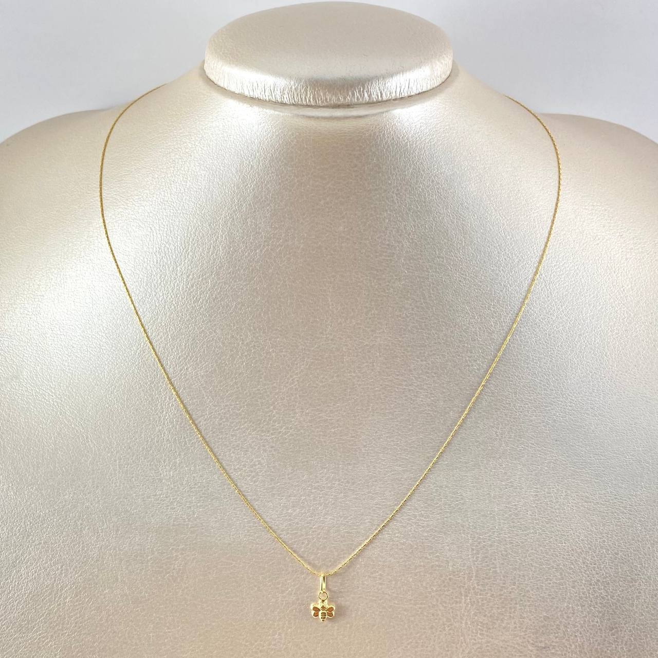 Set Cadena y Dije Aguja Trenzada + Abeja 1.15gr / 45cm / Oro Amarillo 18K (Oferta)