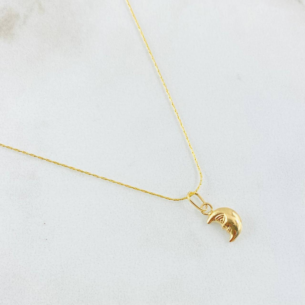 Set Cadena y Dije Hilo Petit  + Luna 1.2gr / 45cm / Oro Amarillo 18K (Oferta) ©