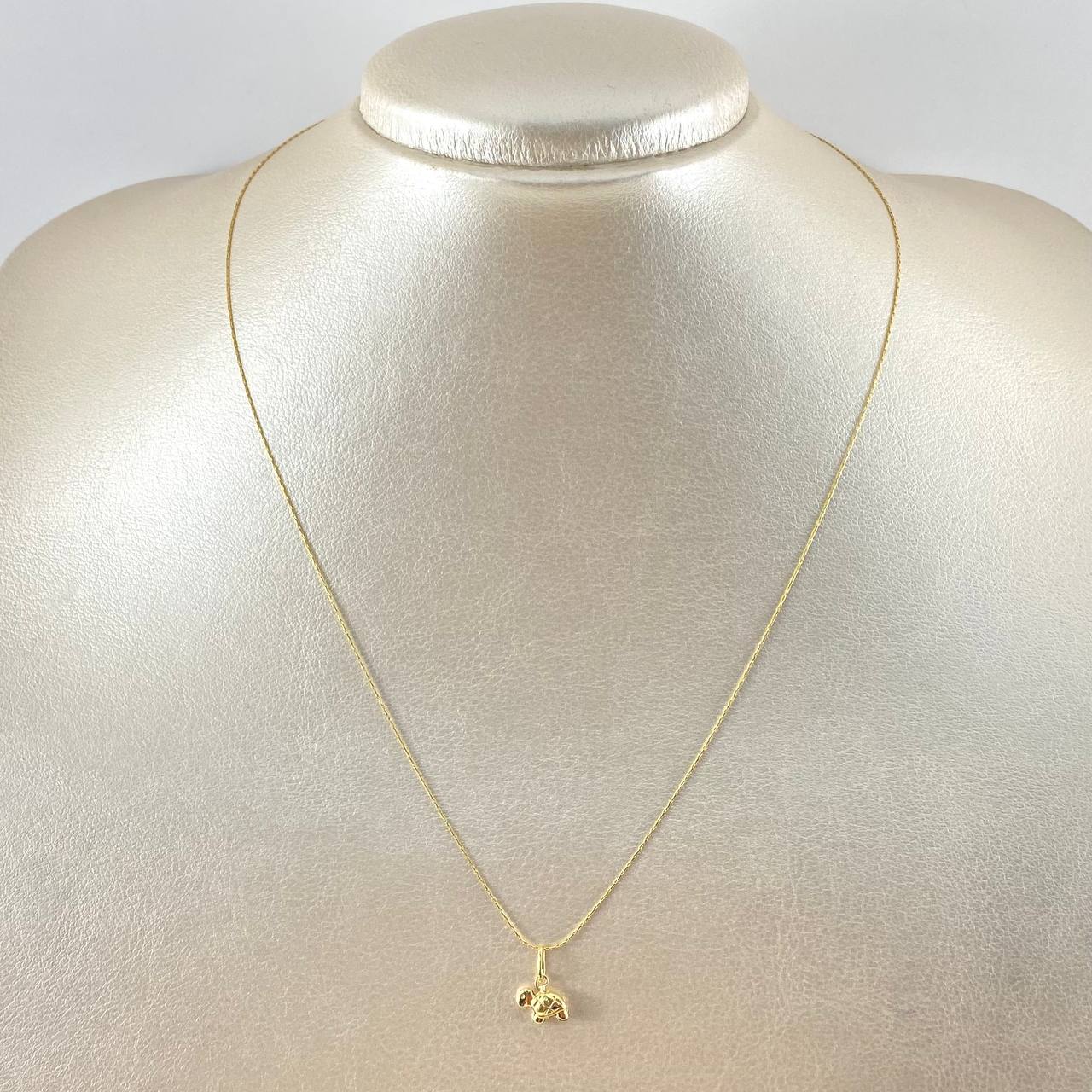 Set Cadena y Dije Aguja Trenzada + Tortuga 1.15gr / 45cm / Oro Amarillo 18K (Oferta) *