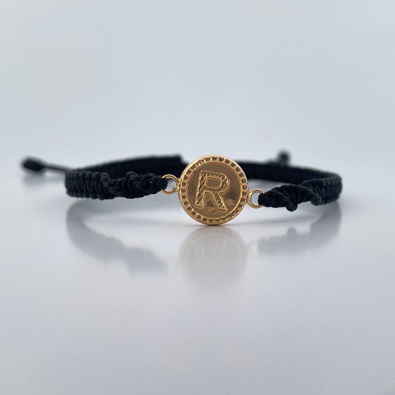 Pulsera Negra Herraje Letra R 0.55gr / Troquelada Oro Amarillo 18K &
