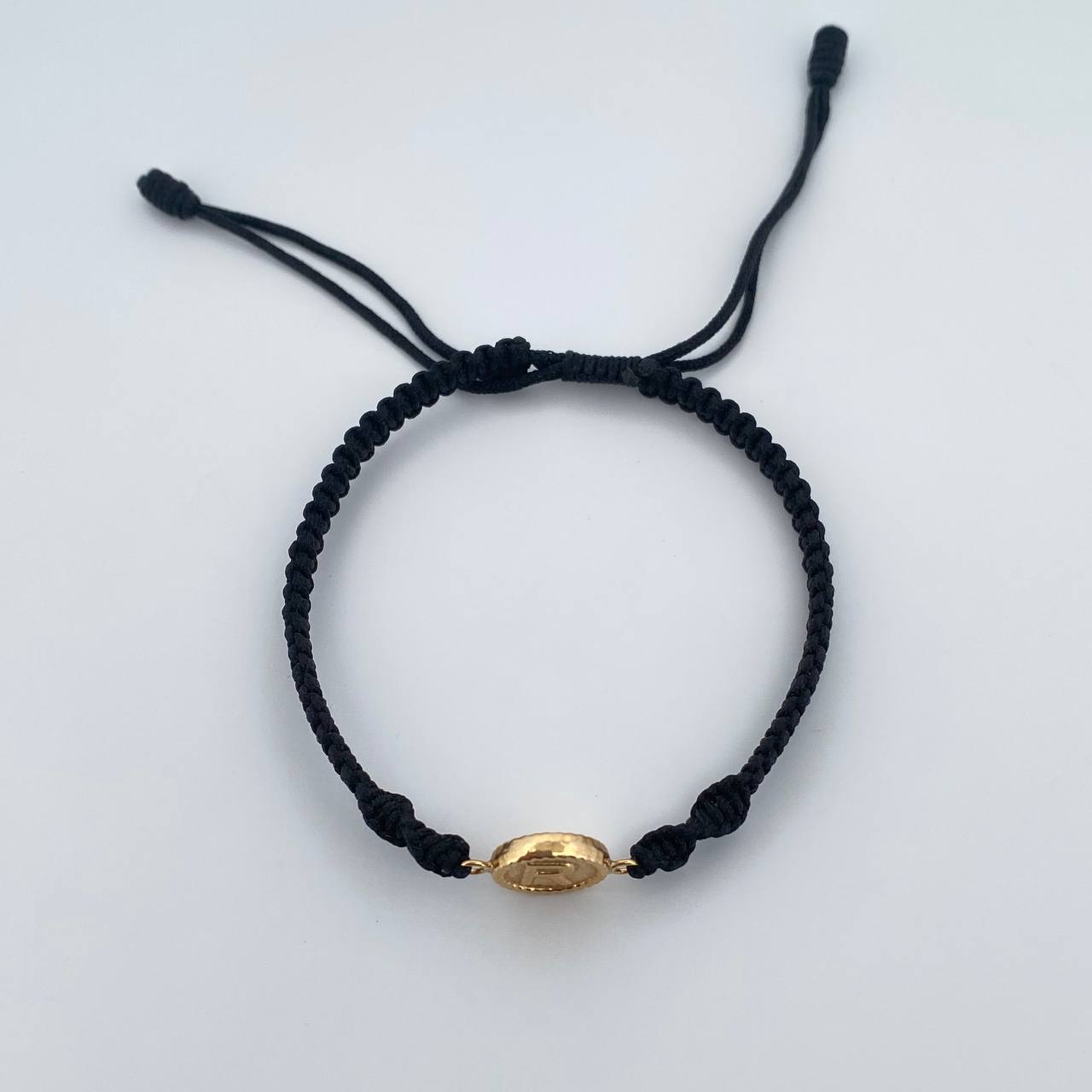 Pulsera Negra Herraje Letra R 0.55gr / Troquelada Oro Amarillo 18K &