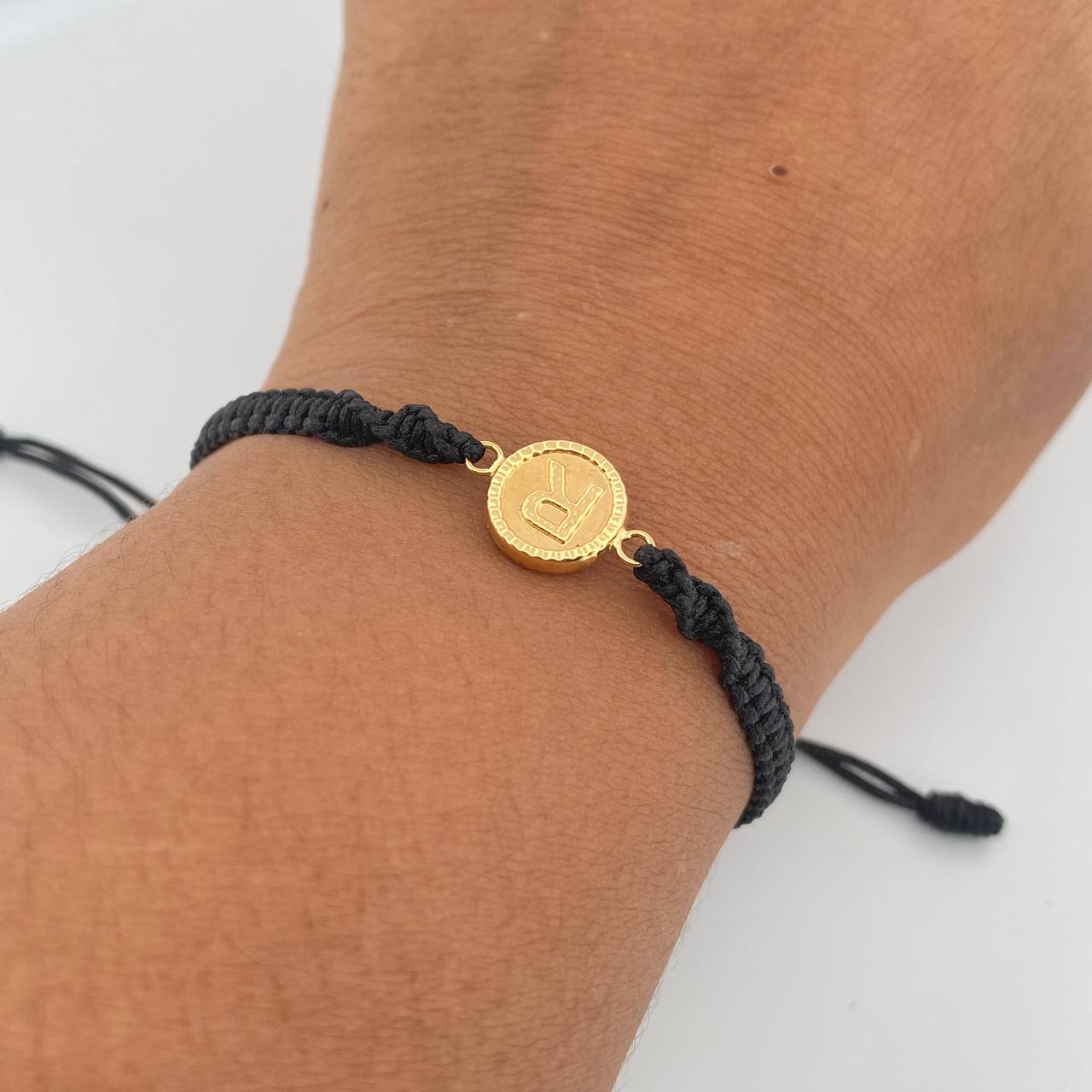 Pulsera Negra Herraje Letra R 0.55gr / Troquelada Oro Amarillo 18K &