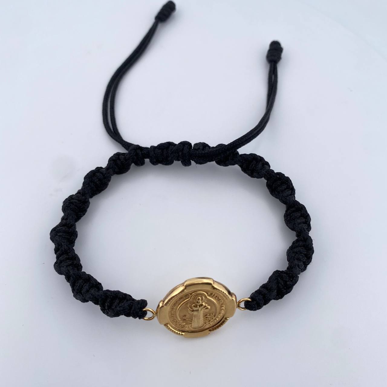 Pulsera Negra Herraje San Benito 2.25gr / Troquelada Oro Amarillo 18K &
