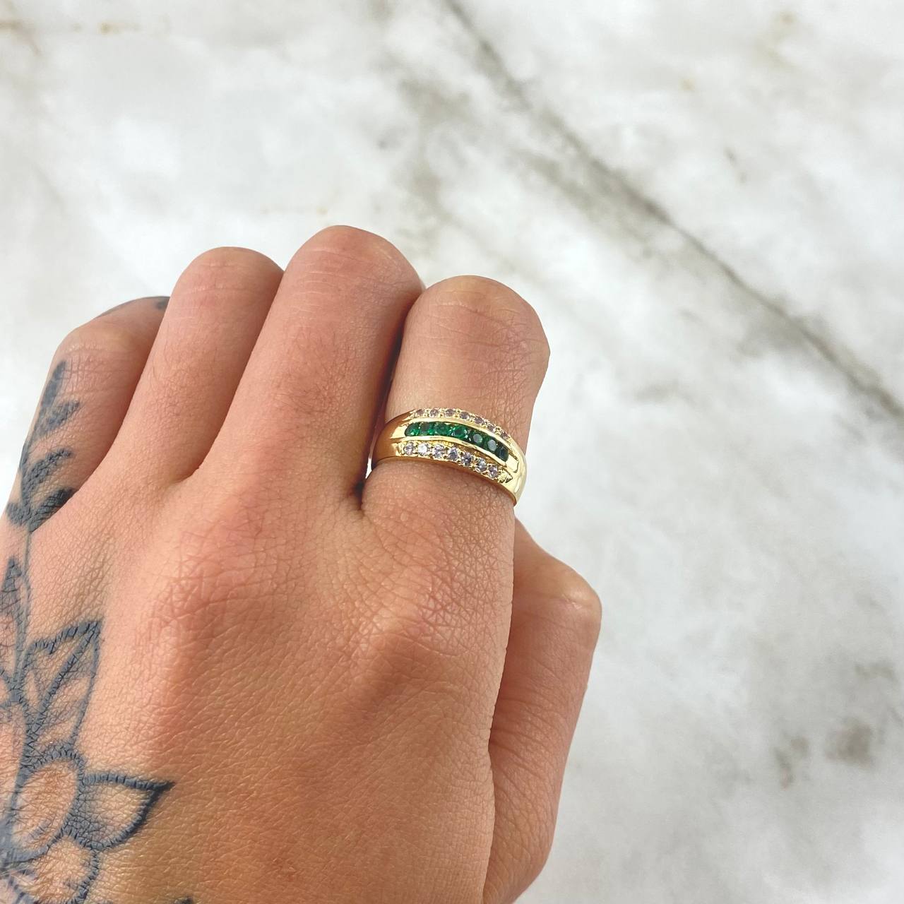 Anillo Tres Lineas 2.95gr / T6 / Circones Blancos Verdes Oro Amarillo *