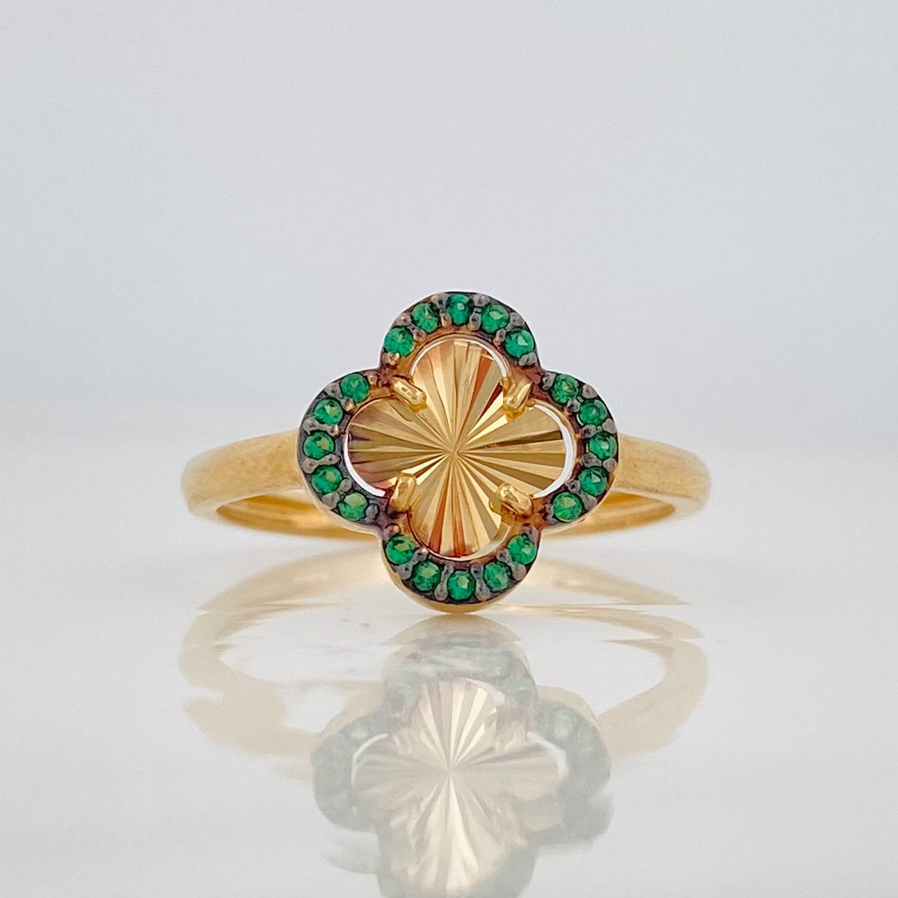 Anillo Trebol 2.15g / T6 3/4 Dos Oros Negro Amarillo 18K