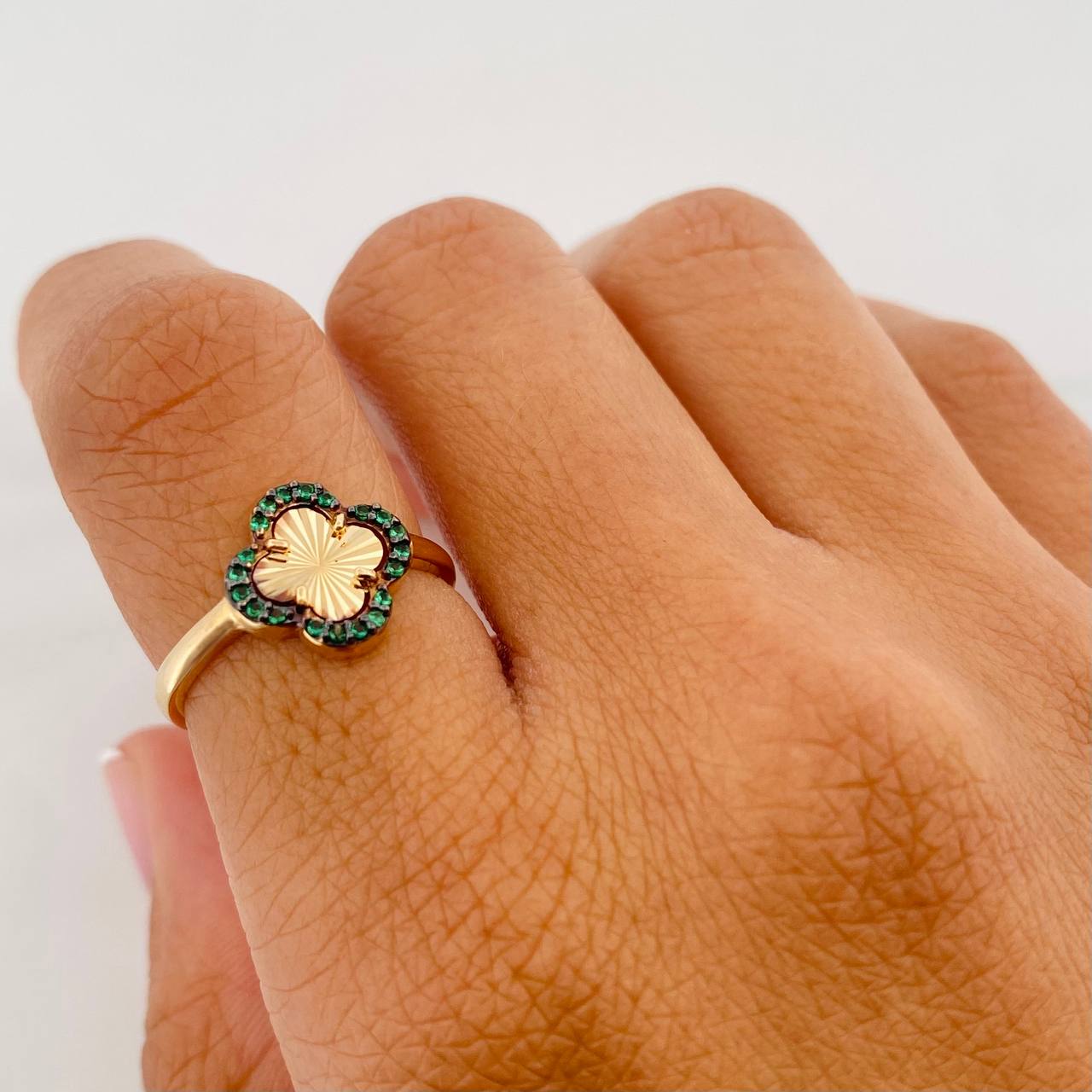 Anillo Trebol 2.15g / T6 3/4 Dos Oros Negro Amarillo 18K