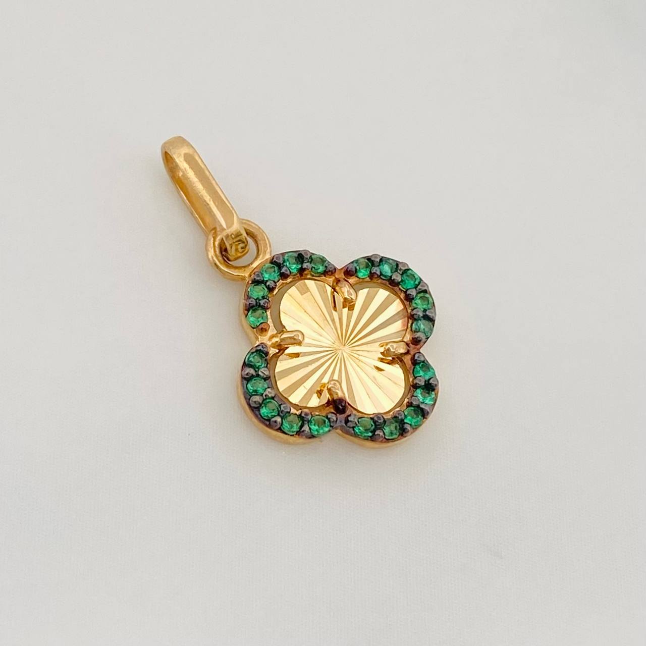 Dije Trebol 1g / 1.8cm Dos Oros Negro Amarillo 18K