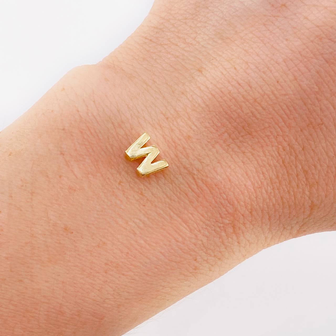 Herraje Letra W 0.35 g / 0.8 cm Oro Amarillo 18K