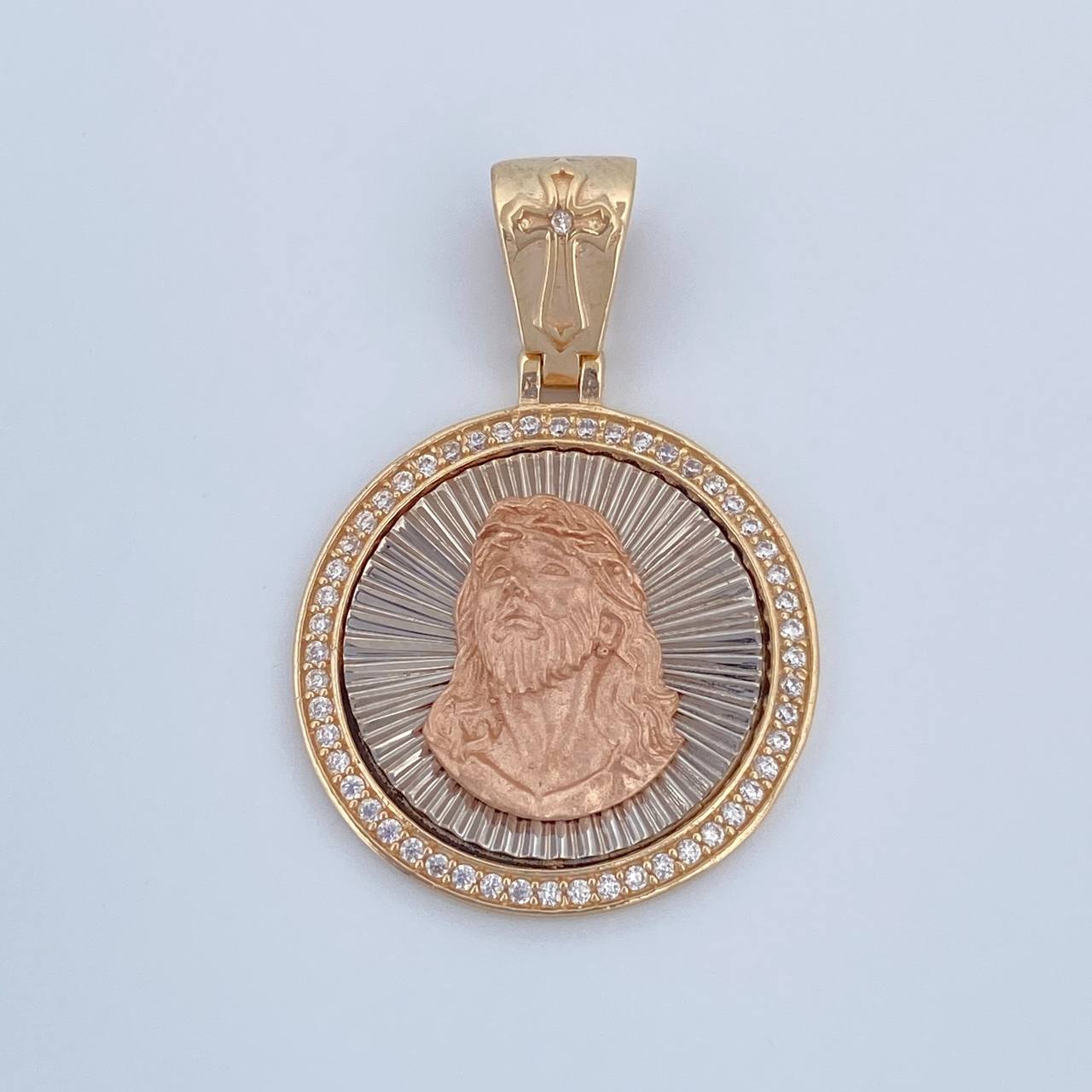 Dije Medalla Rostro Jesus 5.05gr / 3.3cm / Circones Blancos Tres Oros 18K &