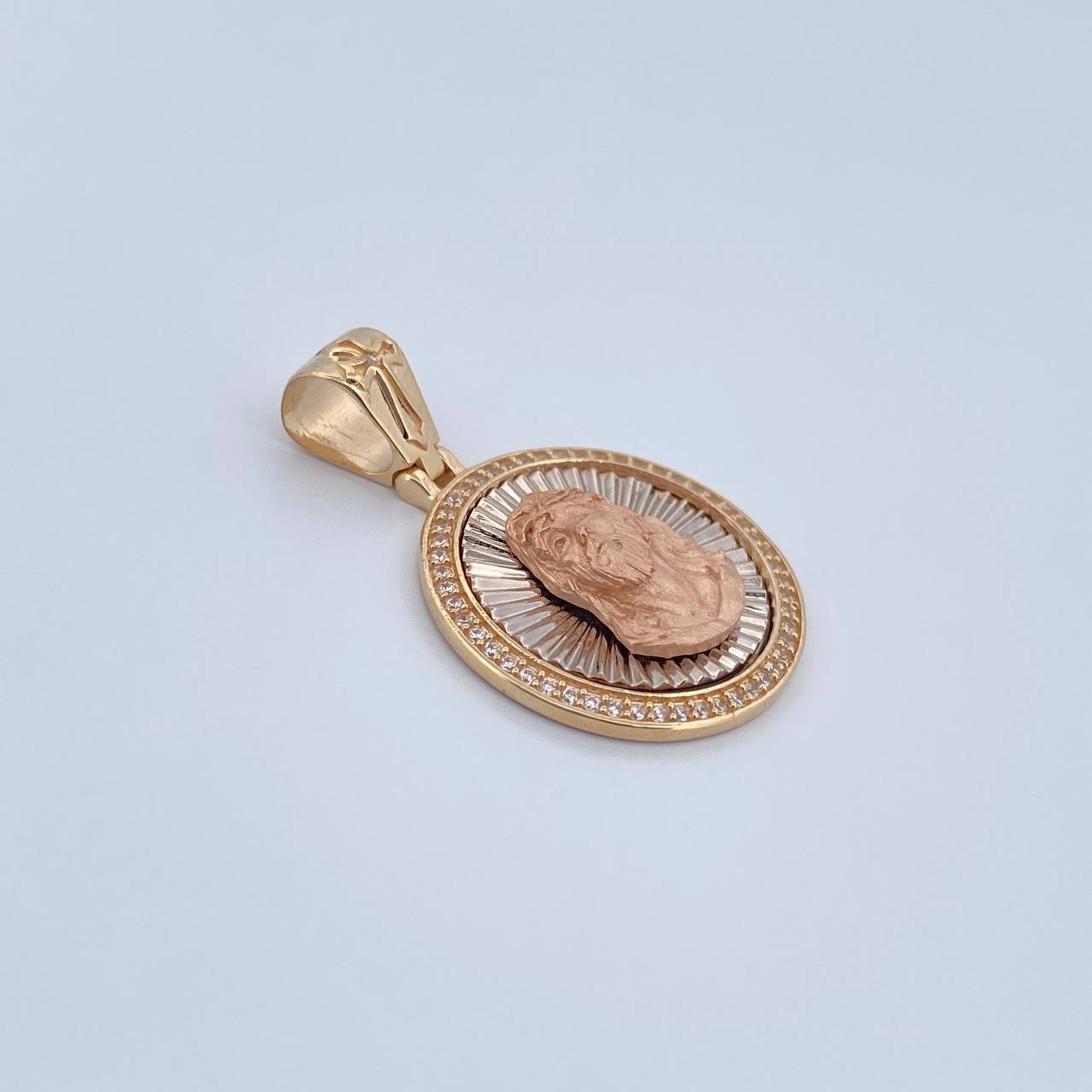 Dije Medalla Rostro Jesus 5.05gr / 3.3cm / Circones Blancos Tres Oros 18K &