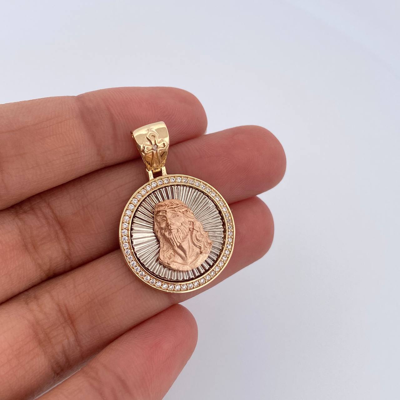 Dije Medalla Rostro Jesus 5.05gr / 3.3cm / Circones Blancos Tres Oros 18K &