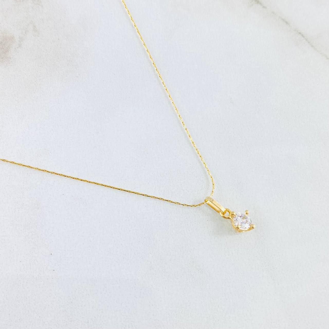 Set Cadena y Dije Aguja Trenzada + Piedra 1.3gr / 45cm / Oro Amarillo 18K (Oferta) ©