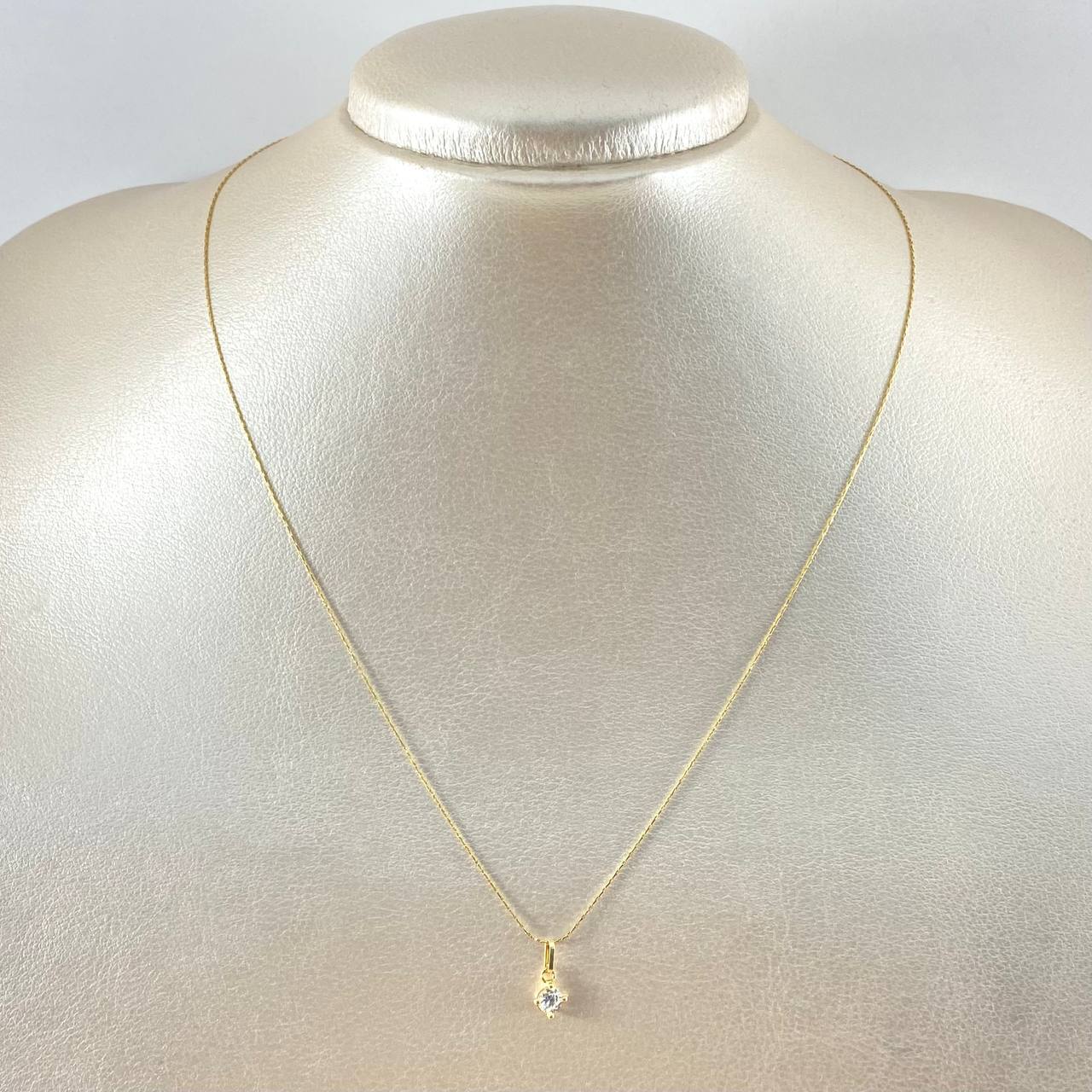 Set Cadena y Dije Aguja Trenzada + Piedra 1.3gr / 45cm / Oro Amarillo 18K (Oferta) ©