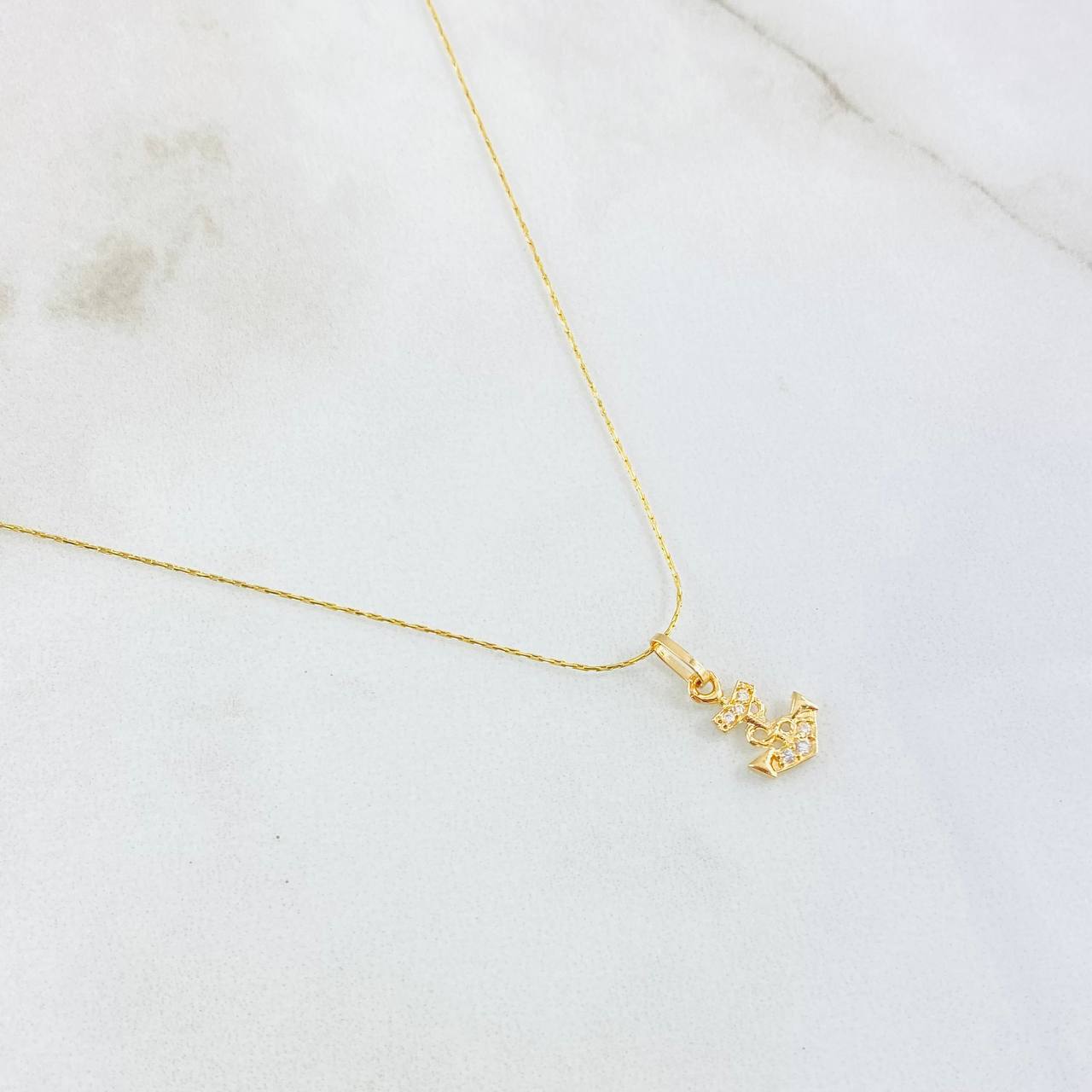 Set Cadena y Dije Aguja Trenzada + Ancla 1.35gr / 45cm / Oro Amarillo 18K (Oferta) ©