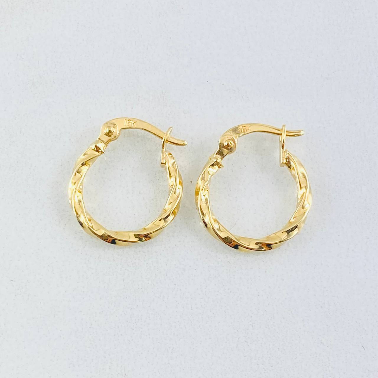 Candongas Kary 0.85gr / 1.5cm / Oro Amarillo 18K