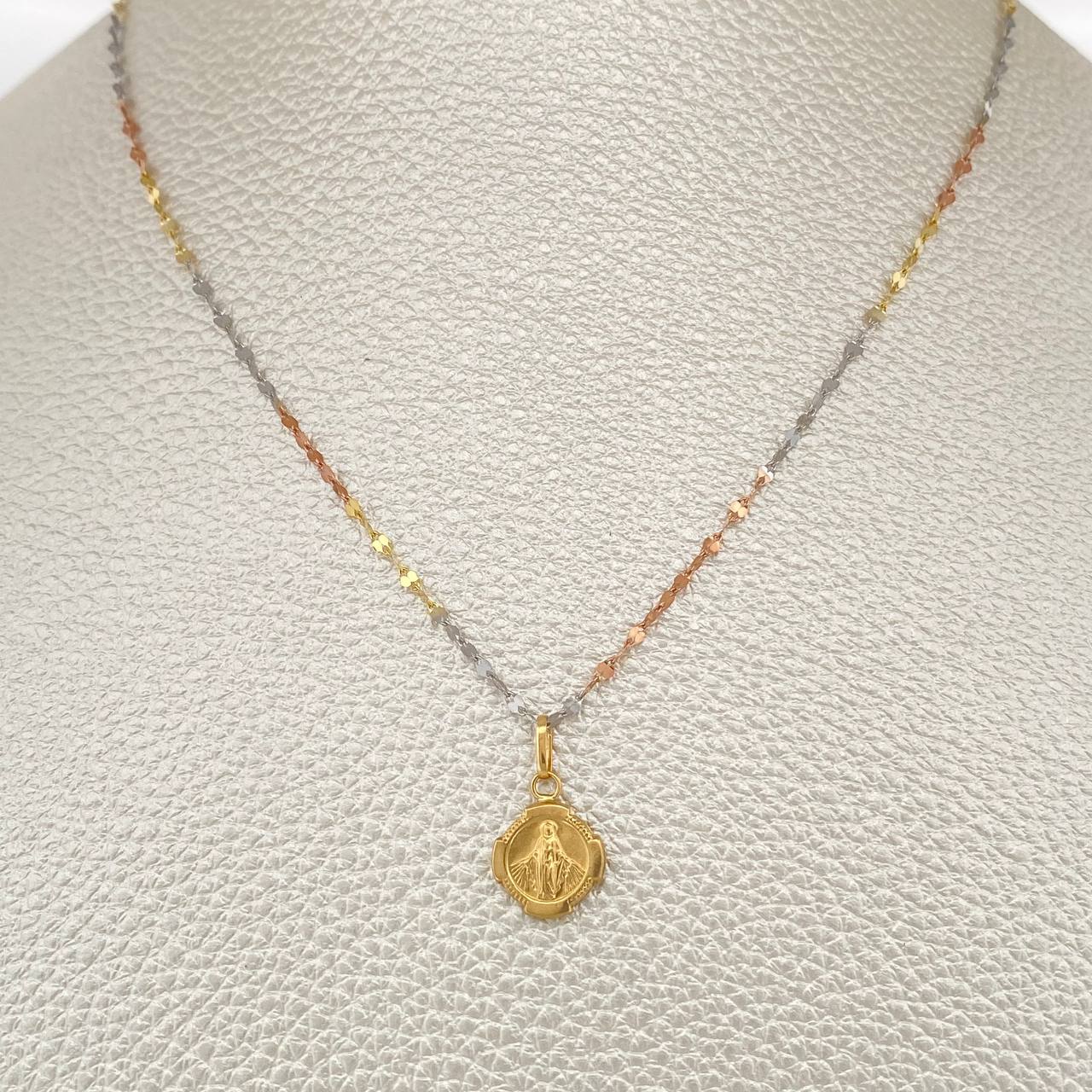Set Cadena y Dije Flor Espejo + Virgen Milagrosa 1.35gr / 50cm / Tres Oros 18K (Oferta) $