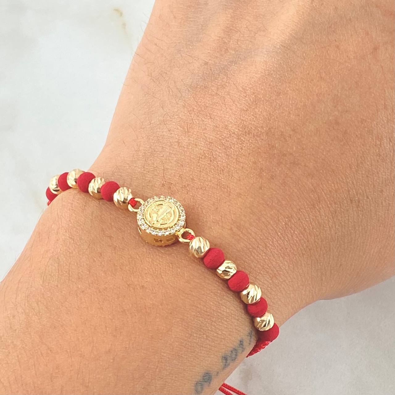 Pulsera Roja Herraje San Benito 2.5gr / Oro 18K