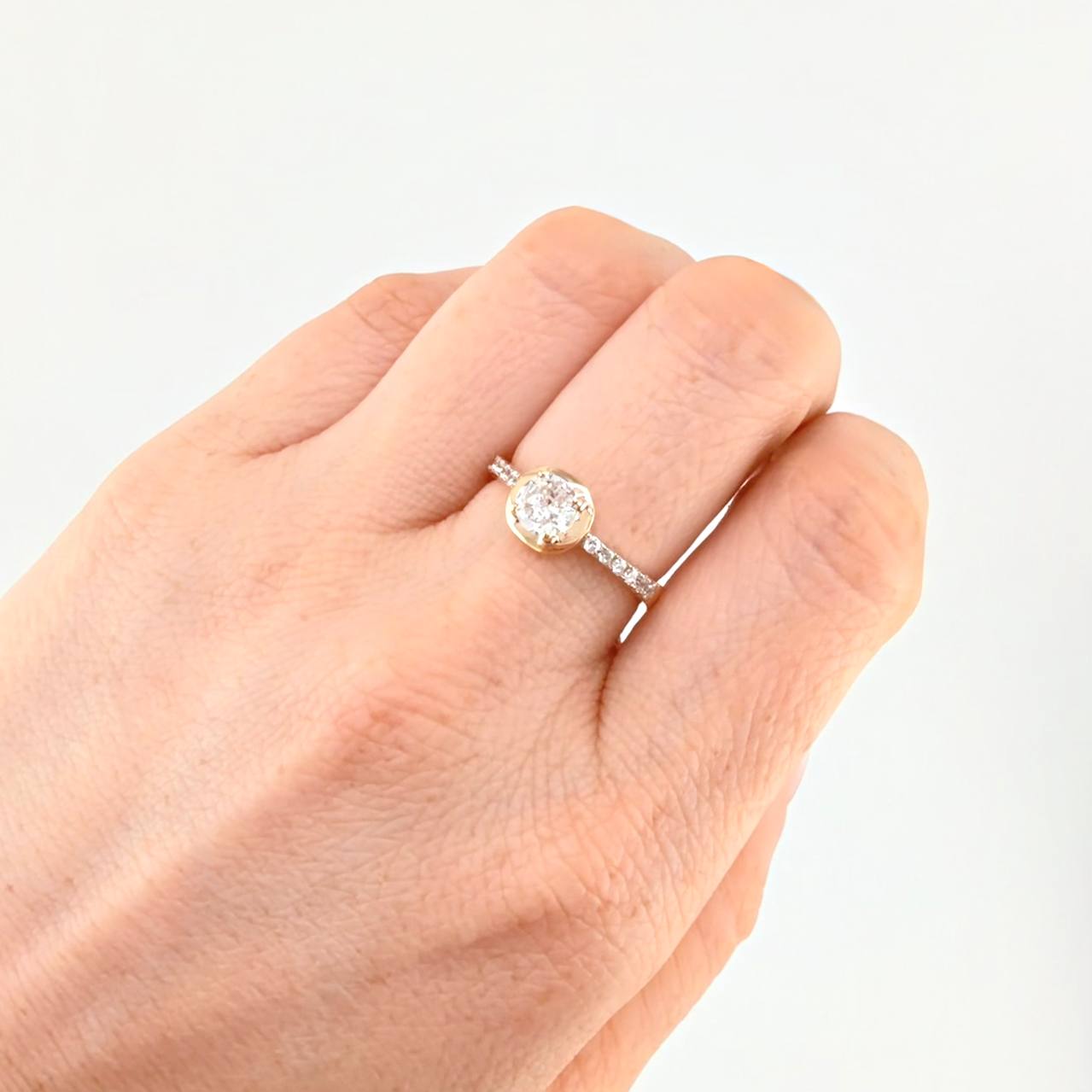 Anillo Halo Liso Oblicuo 3.5 g / T7 1/4 Oro Amarillo 18K