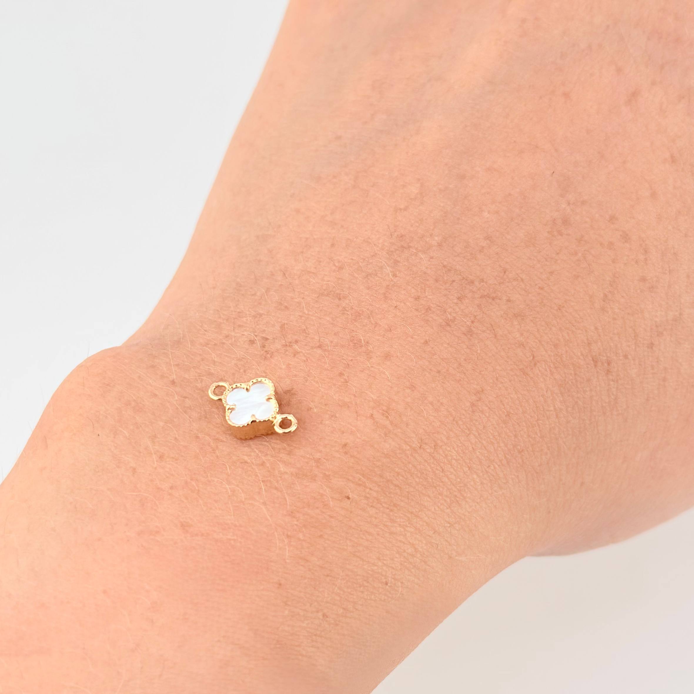 Herraje Trebol Nacar Blanco 0.5 g / 1.1 cm Oro Amarillo 18K