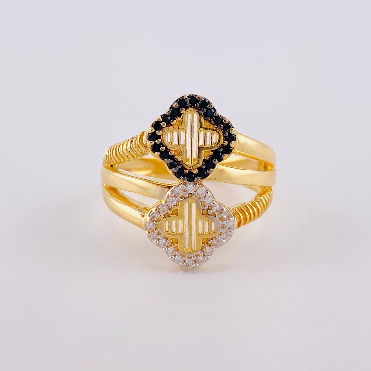 Anillo Trebol Basteado Parcial 4.65 g / T6 1/4 Dos Oros Amarillo Blanco 18K
