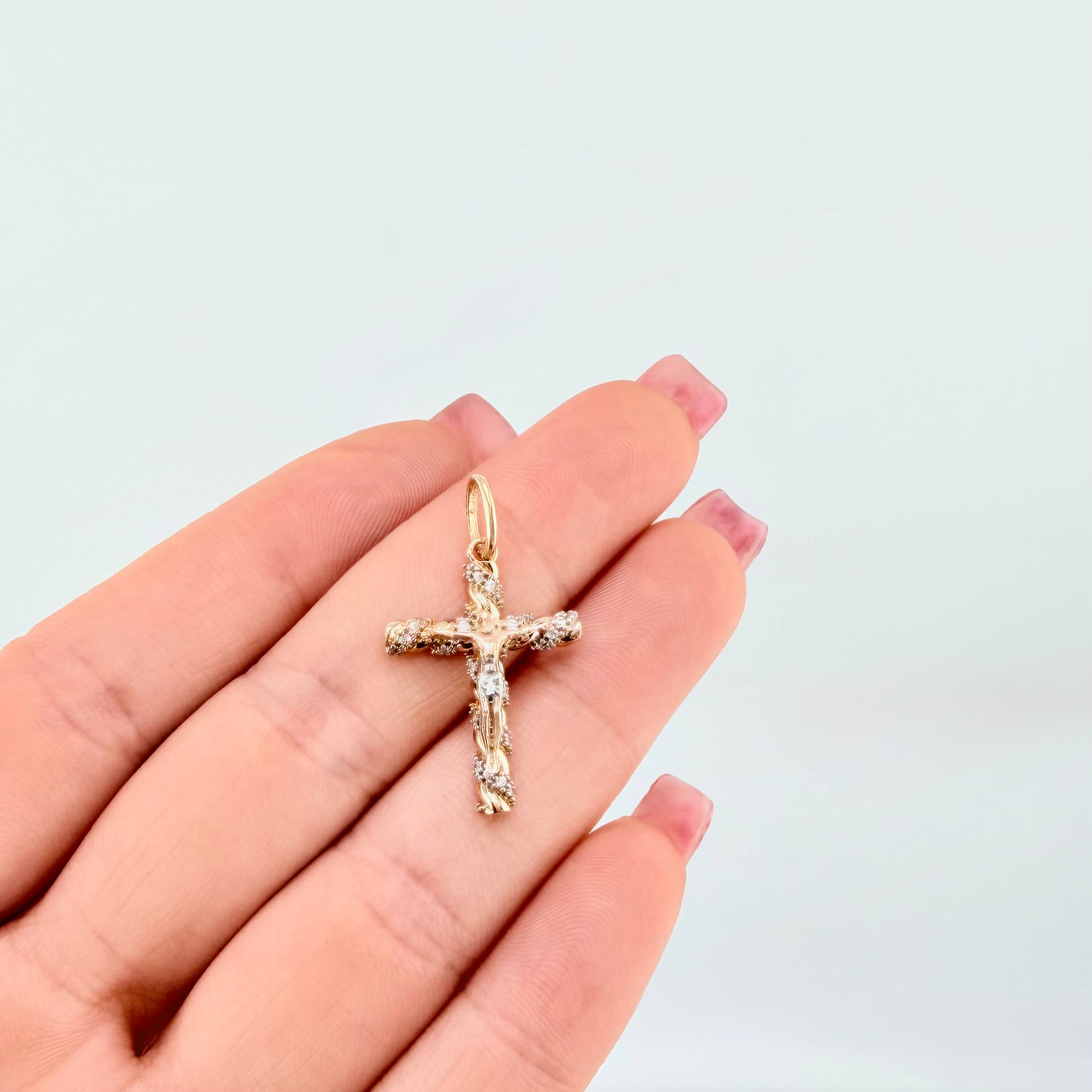 Dije Cruz Cristo Brioche 2.15gr / 3cm / Tres Oros 18K ©