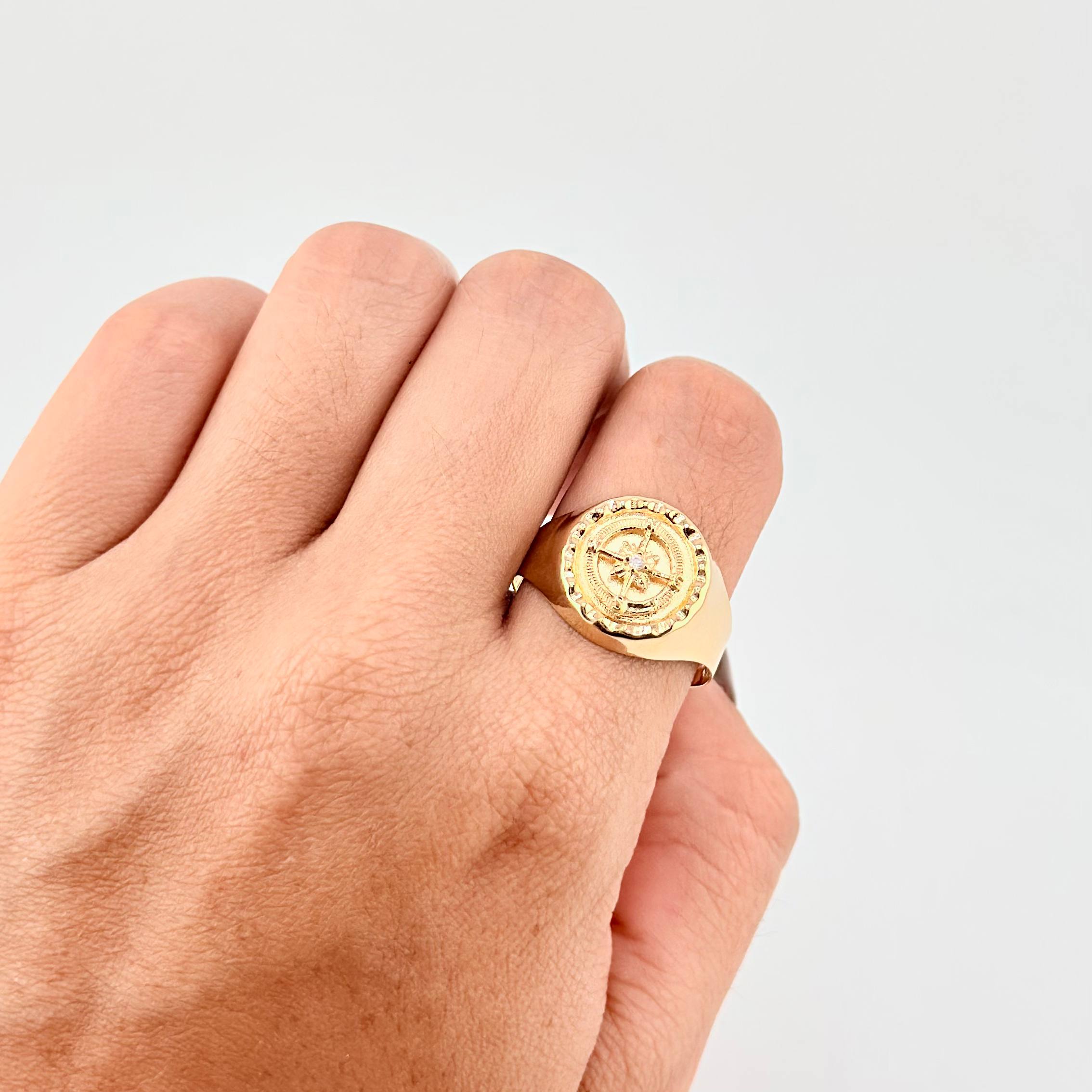 Anillo Sello Bordeado Brujula 3.5g / T10 3/4 Oro Amarillo 18K