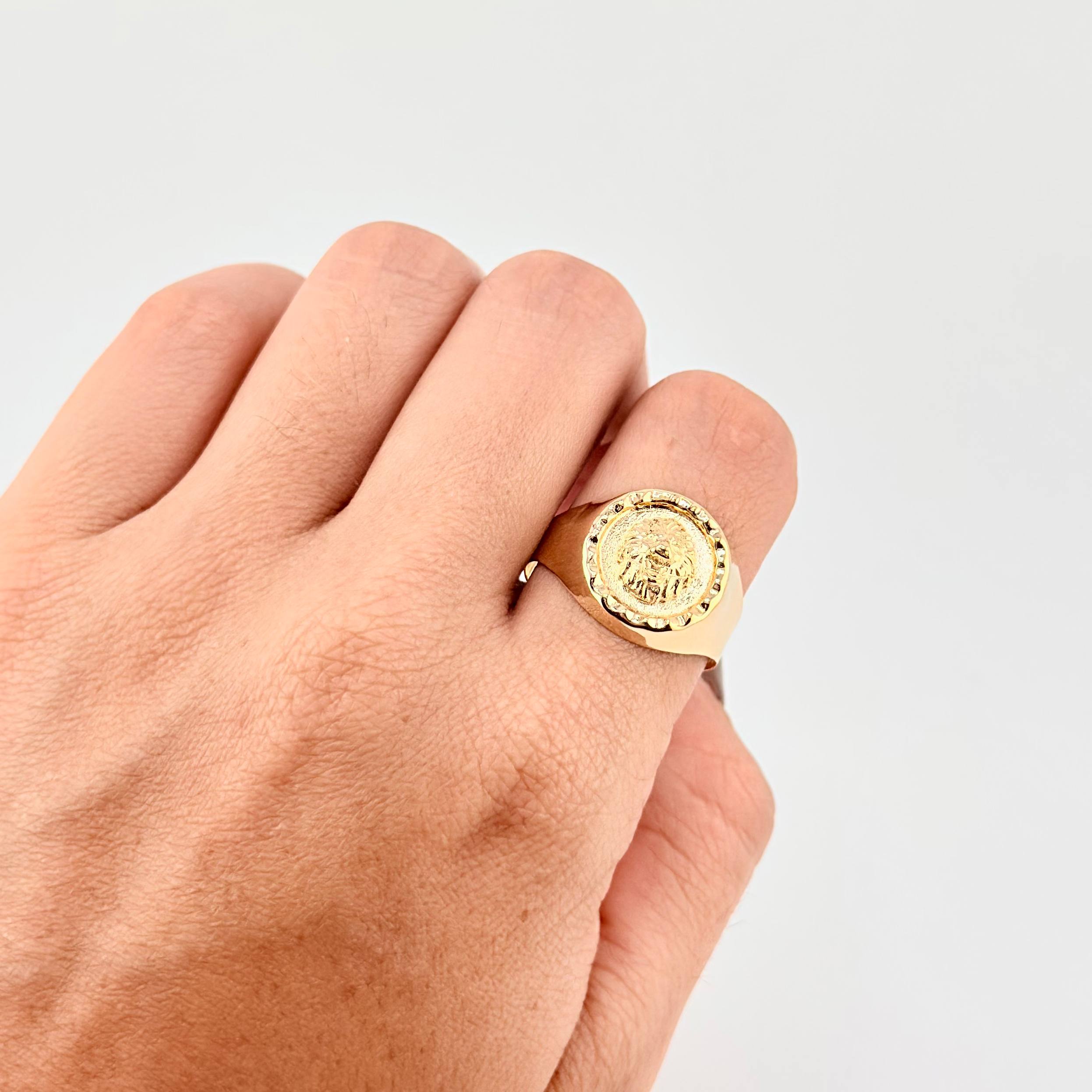 Anillo Sello Bordeado Leon 3.9g / T9 1/2 Oro Amarillo 18K