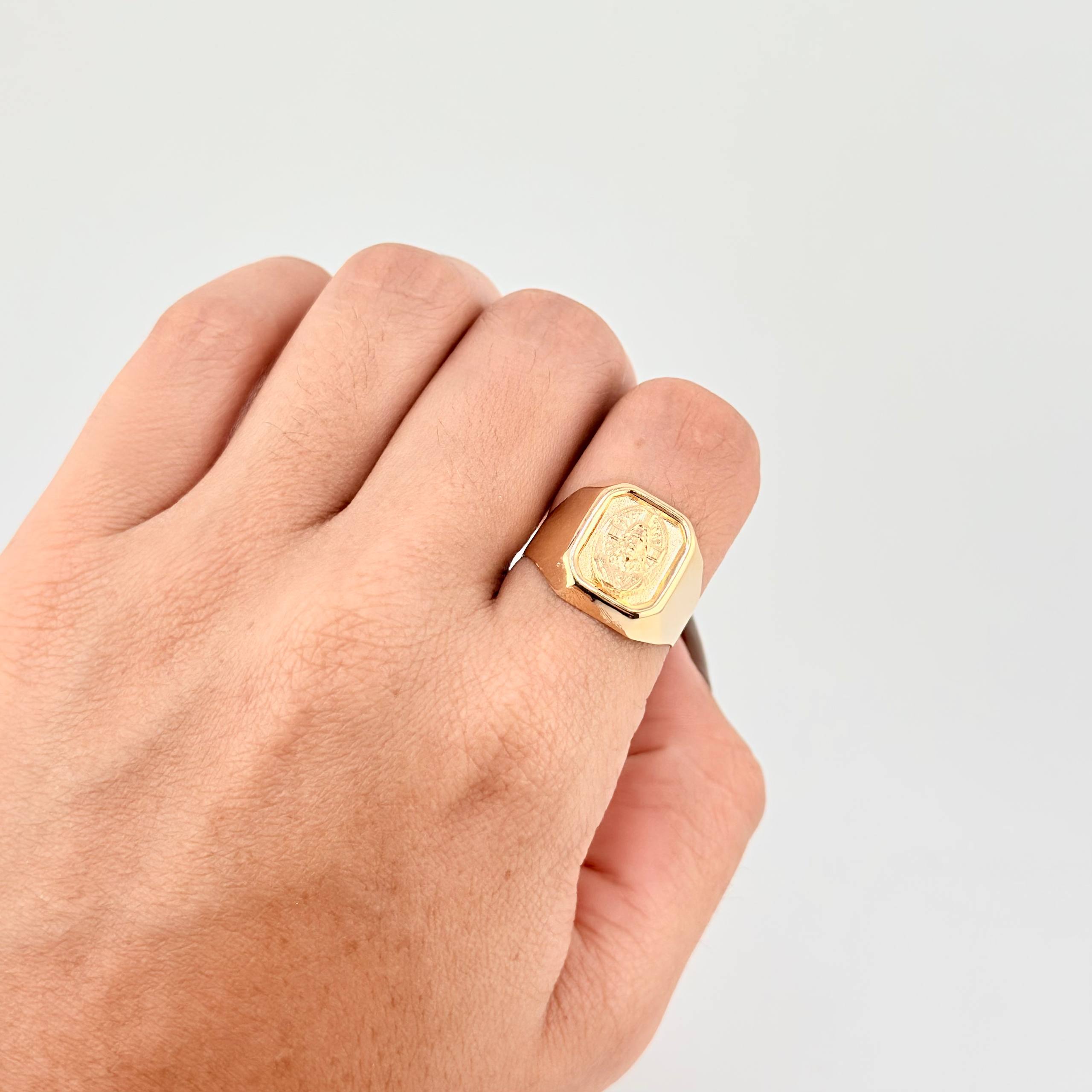 Anillo Sello Cristo Destellos 3.85g / T8 1/2 Oro Amarillo 18K