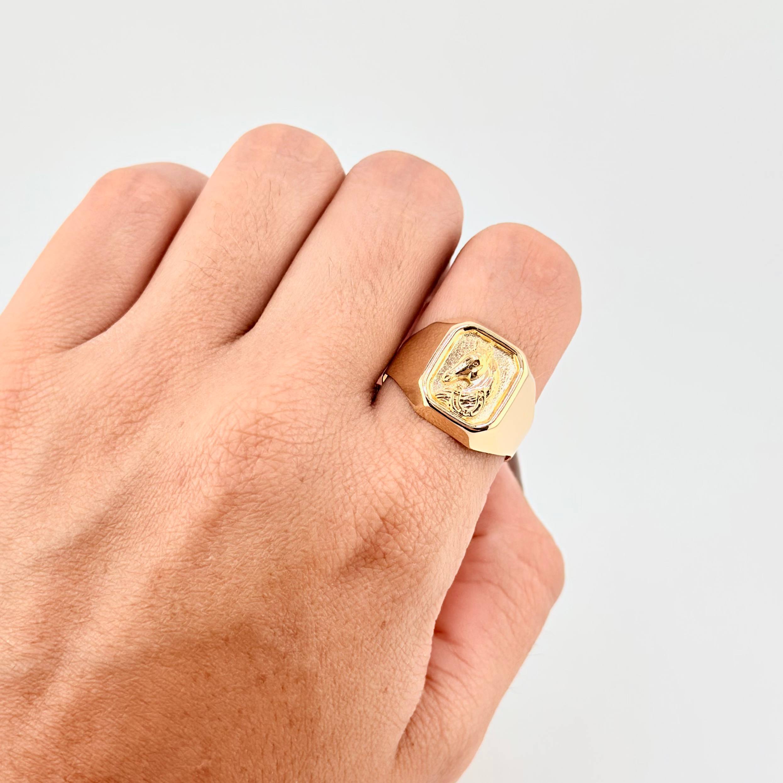 Anillo Sello Caballo 3.8g / T9 1/2 Oro Amarillo 18K