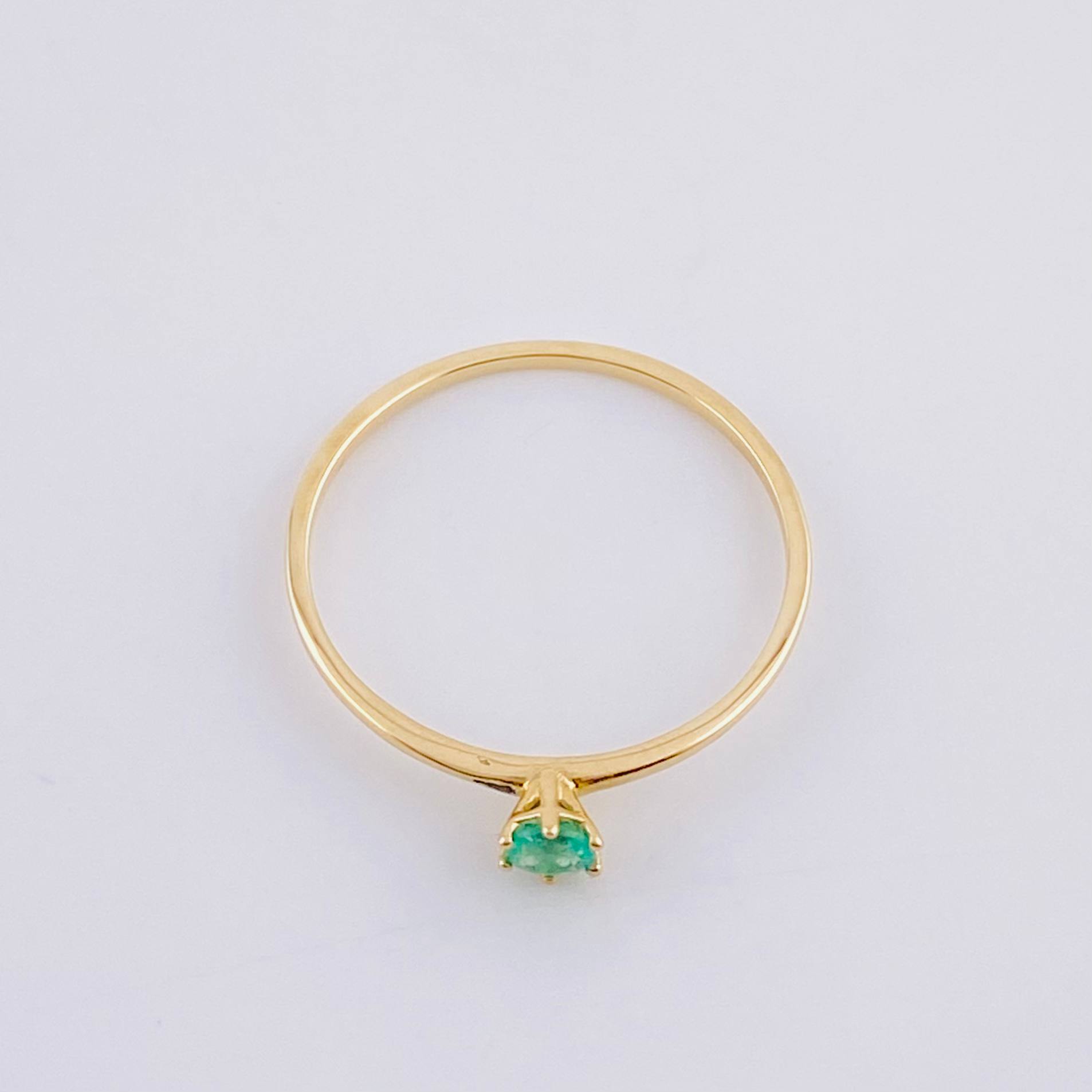 Anillo Solitario Seis Garras Esmeralda 6pts 0.9g / T6 3/4 Oro Amarillo 18K