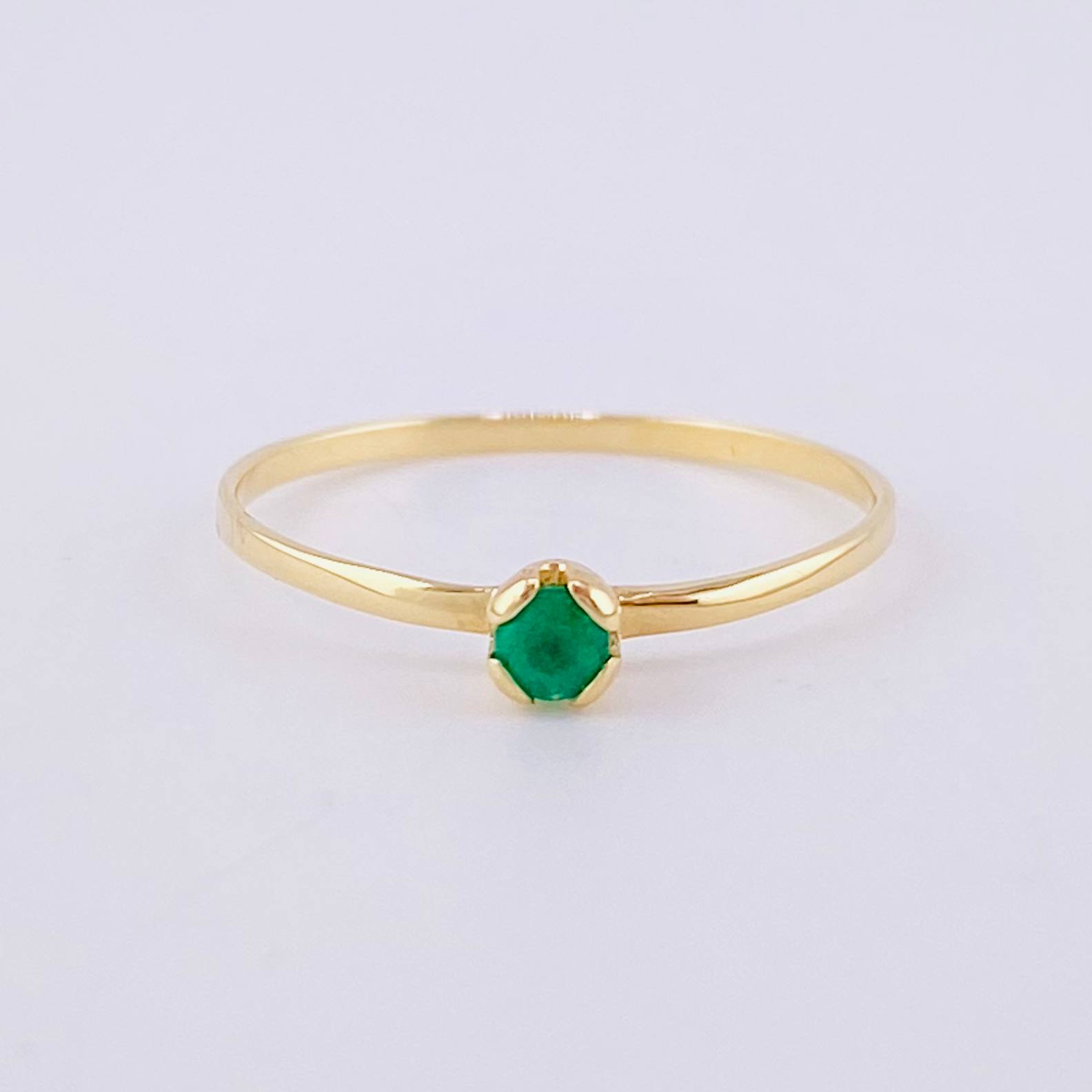 Anillo Solitario Abrazado Esmeralda 8pts 0.8g / T6 Oro Amarillo 18K