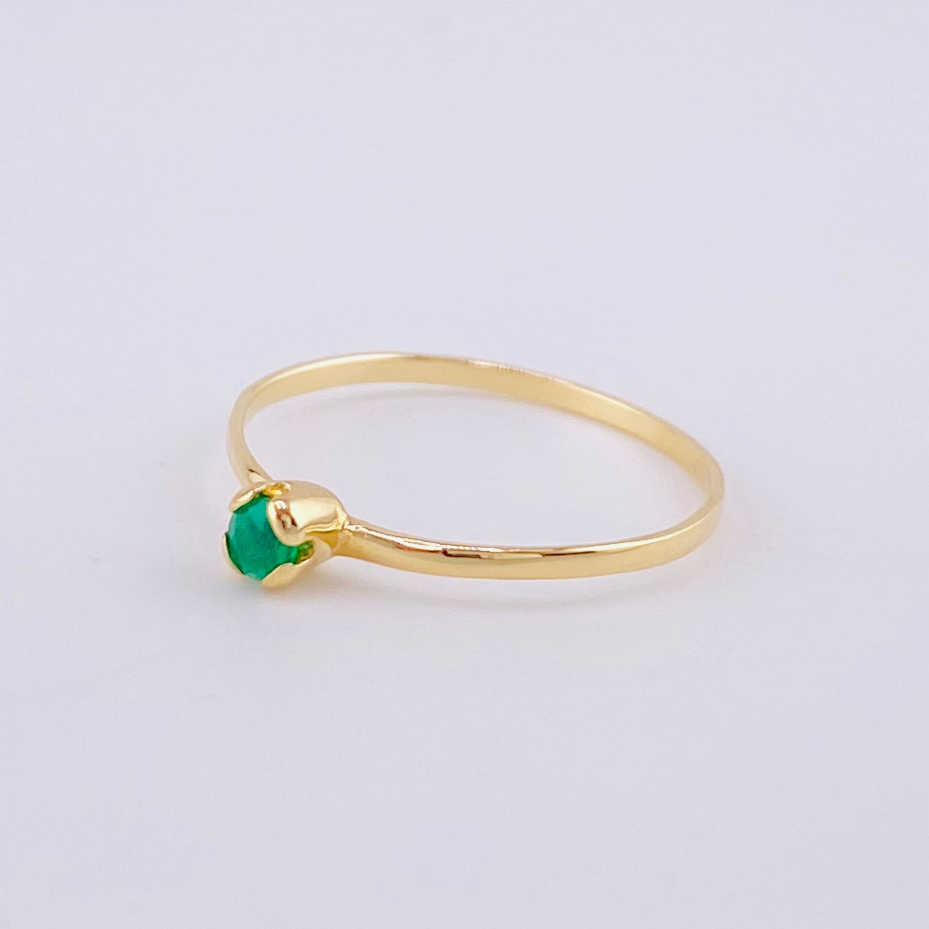 Anillo Solitario Abrazado Esmeralda 8pts 0.8g / T6 Oro Amarillo 18K