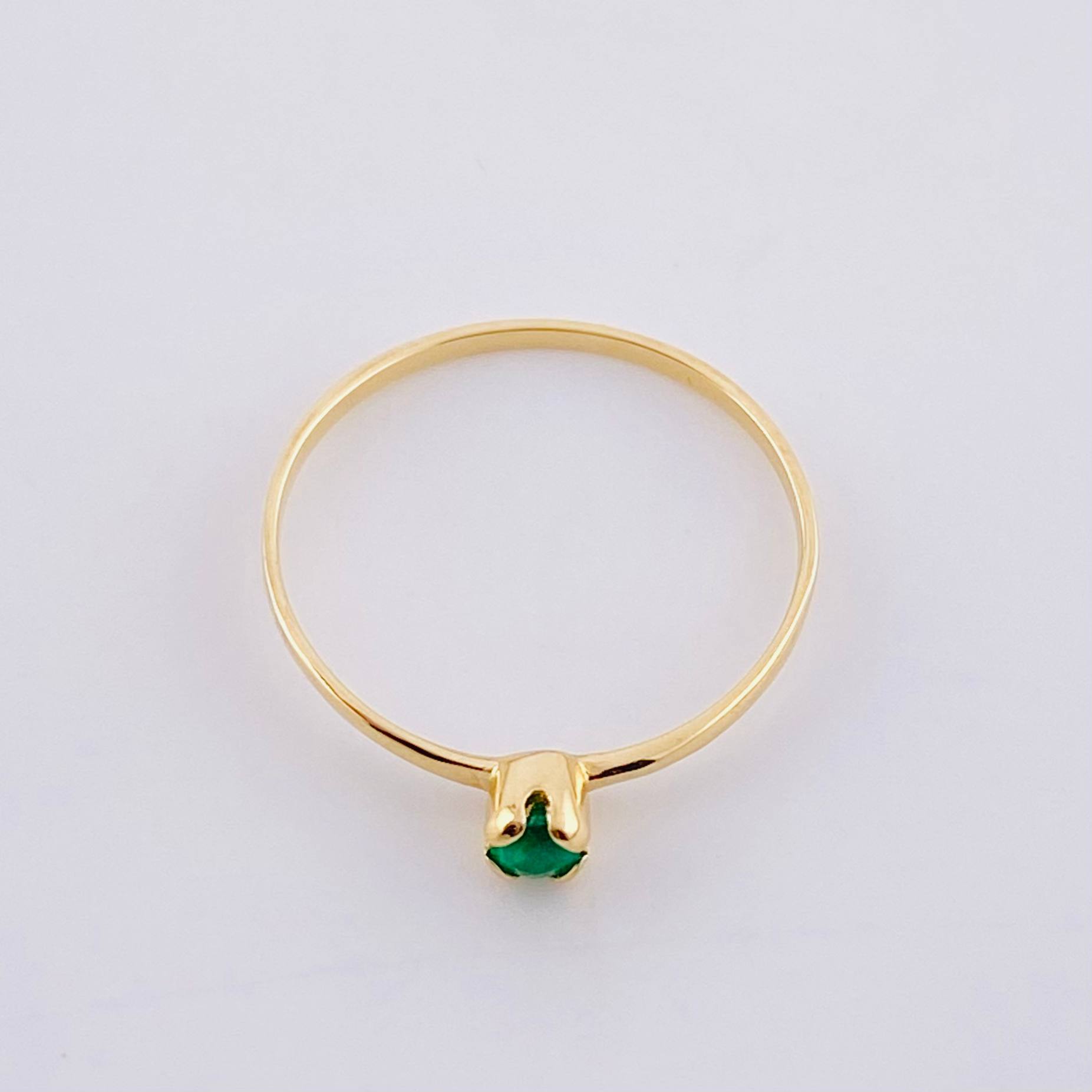 Anillo Solitario Abrazado Esmeralda 8pts 0.8g / T6 Oro Amarillo 18K