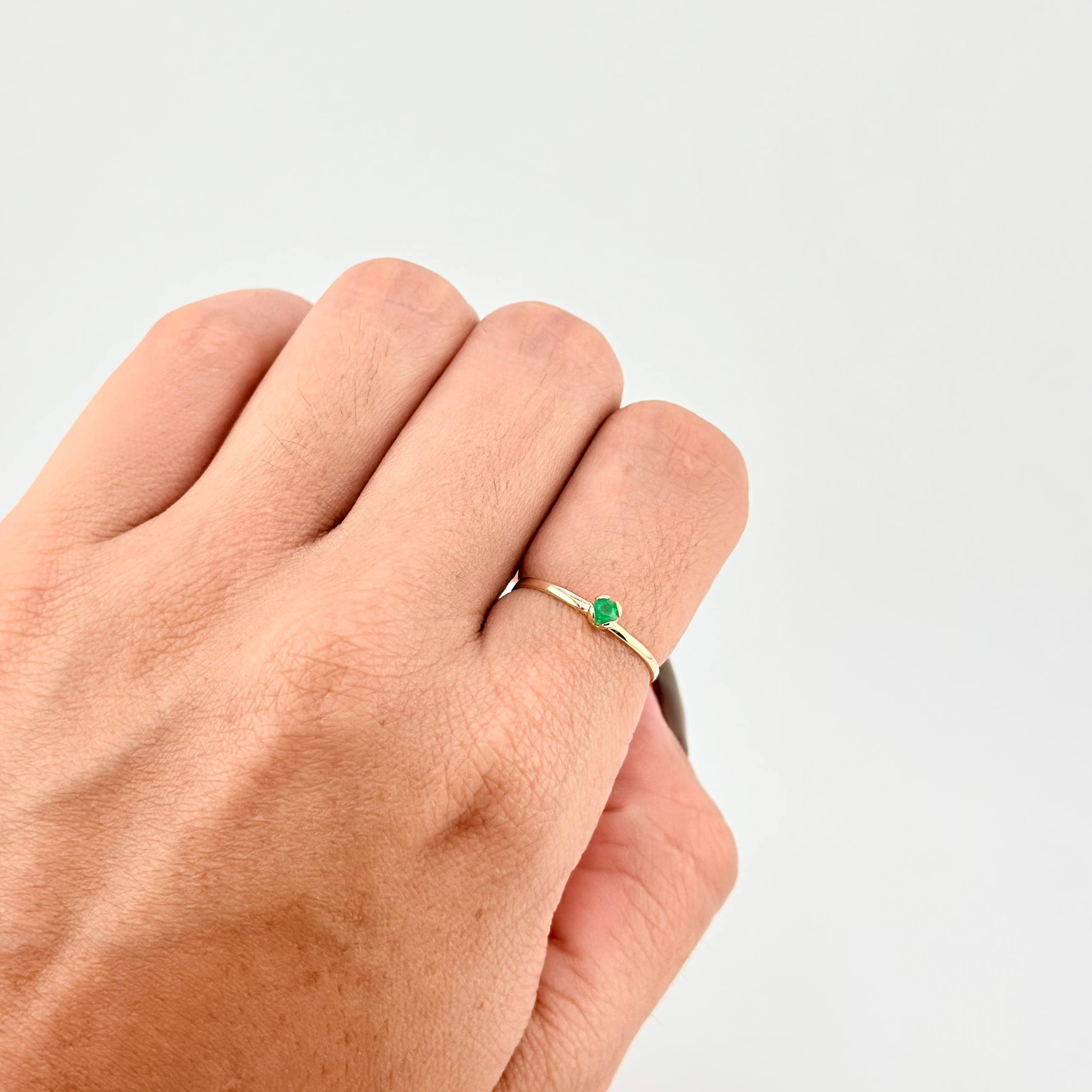 Anillo Solitario Abrazado Esmeralda 8pts 0.8g / T6 Oro Amarillo 18K
